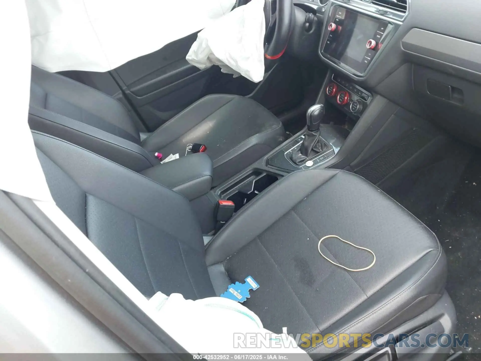 5 fotografías del automóvil dañado 3VV3B7AX7LM144742 VOLKSWAGEN TIGUAN 2020