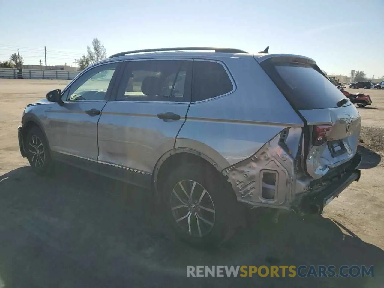 2 fotografías del automóvil dañado 3VV3B7AX8LM036808 VOLKSWAGEN TIGUAN 2020