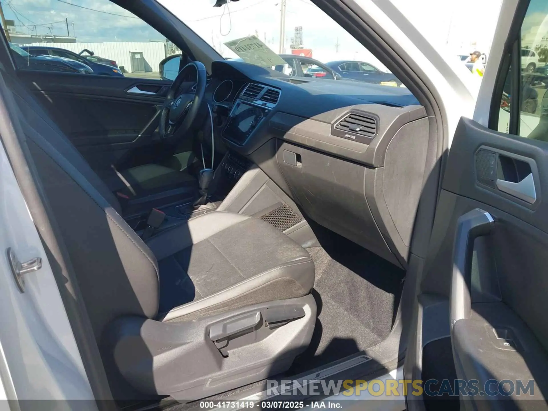 5 fotografías del automóvil dañado 3VV3B7AX8LM063202 VOLKSWAGEN TIGUAN 2020