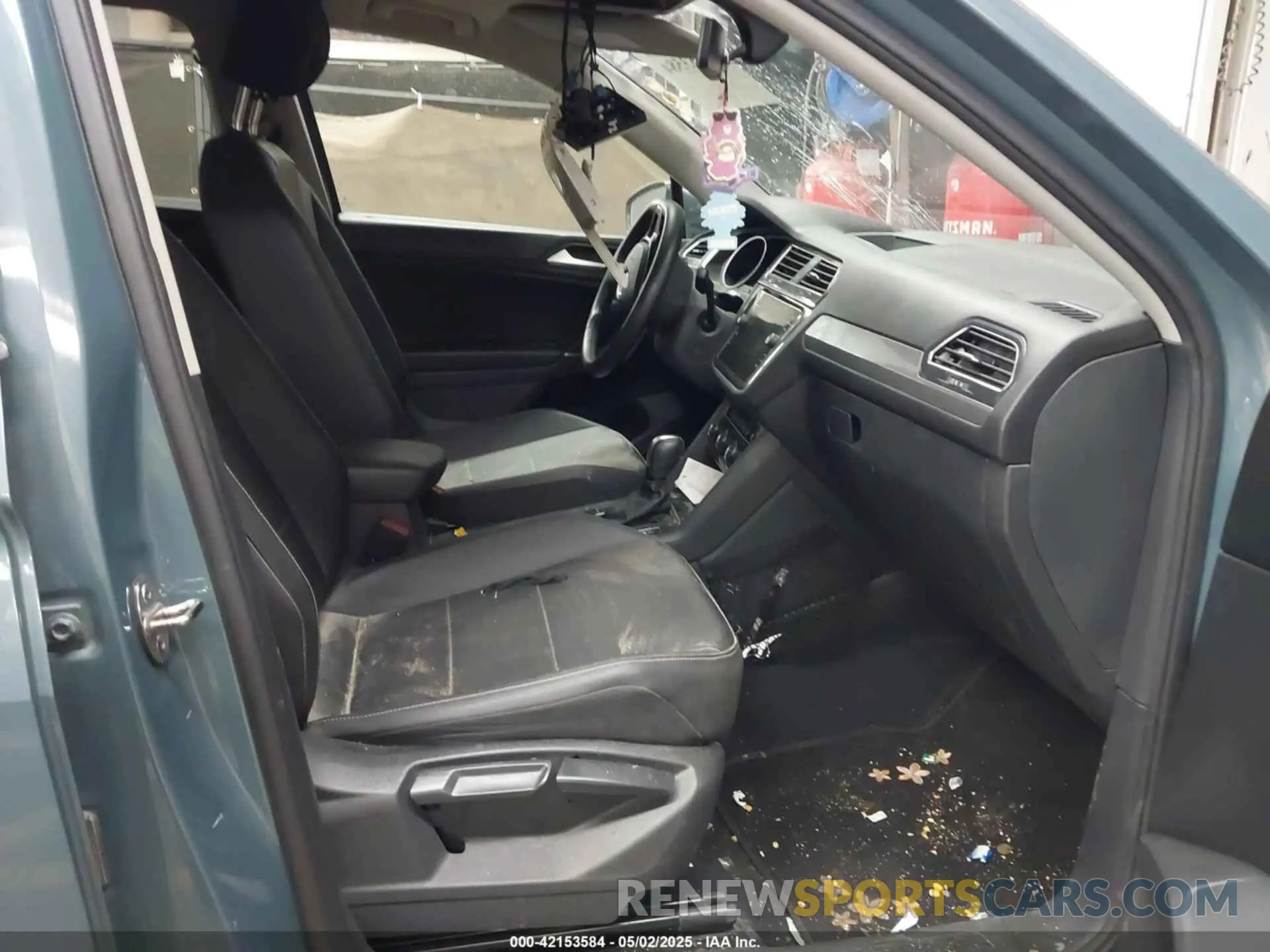 5 fotografías del automóvil dañado 3VV3B7AXXLM058423 VOLKSWAGEN TIGUAN 2020