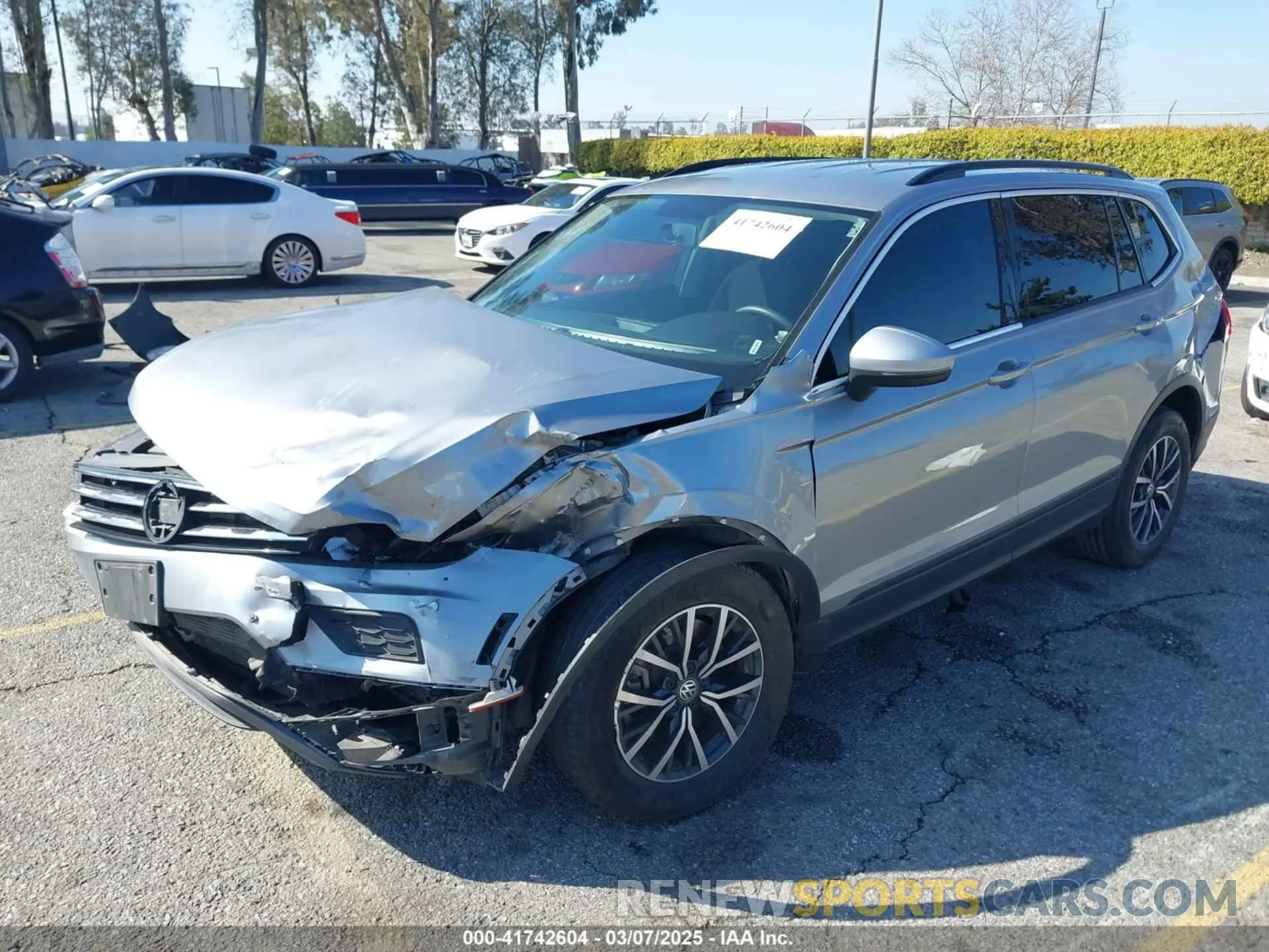 2 fotografías del automóvil dañado 3VV1B7AX6MM131036 VOLKSWAGEN TIGUAN 2021