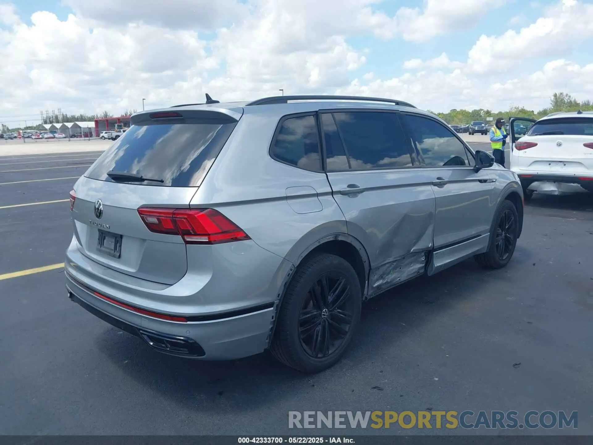 4 fotografías del automóvil dañado 3VVCB7AX5NM063130 VOLKSWAGEN TIGUAN 2022