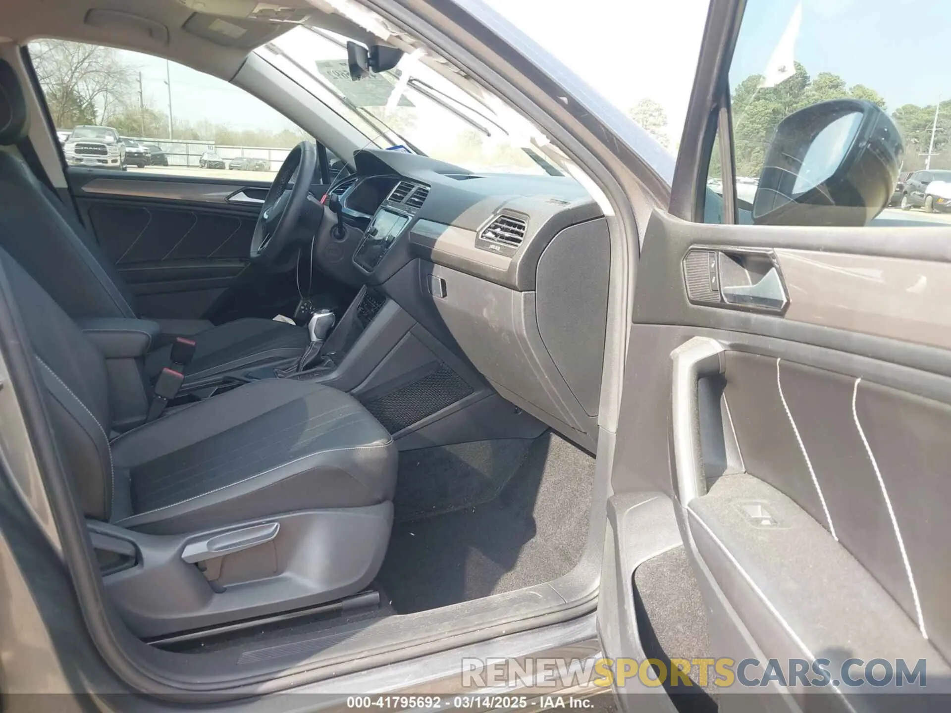 5 fotografías del automóvil dañado 3VV3B7AX1PM082647 VOLKSWAGEN TIGUAN 2023