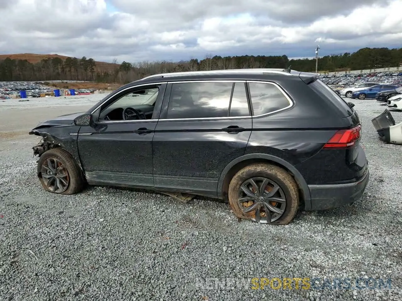 2 fotografías del automóvil dañado 3VV3B7AX7PM078599 VOLKSWAGEN TIGUAN 2023