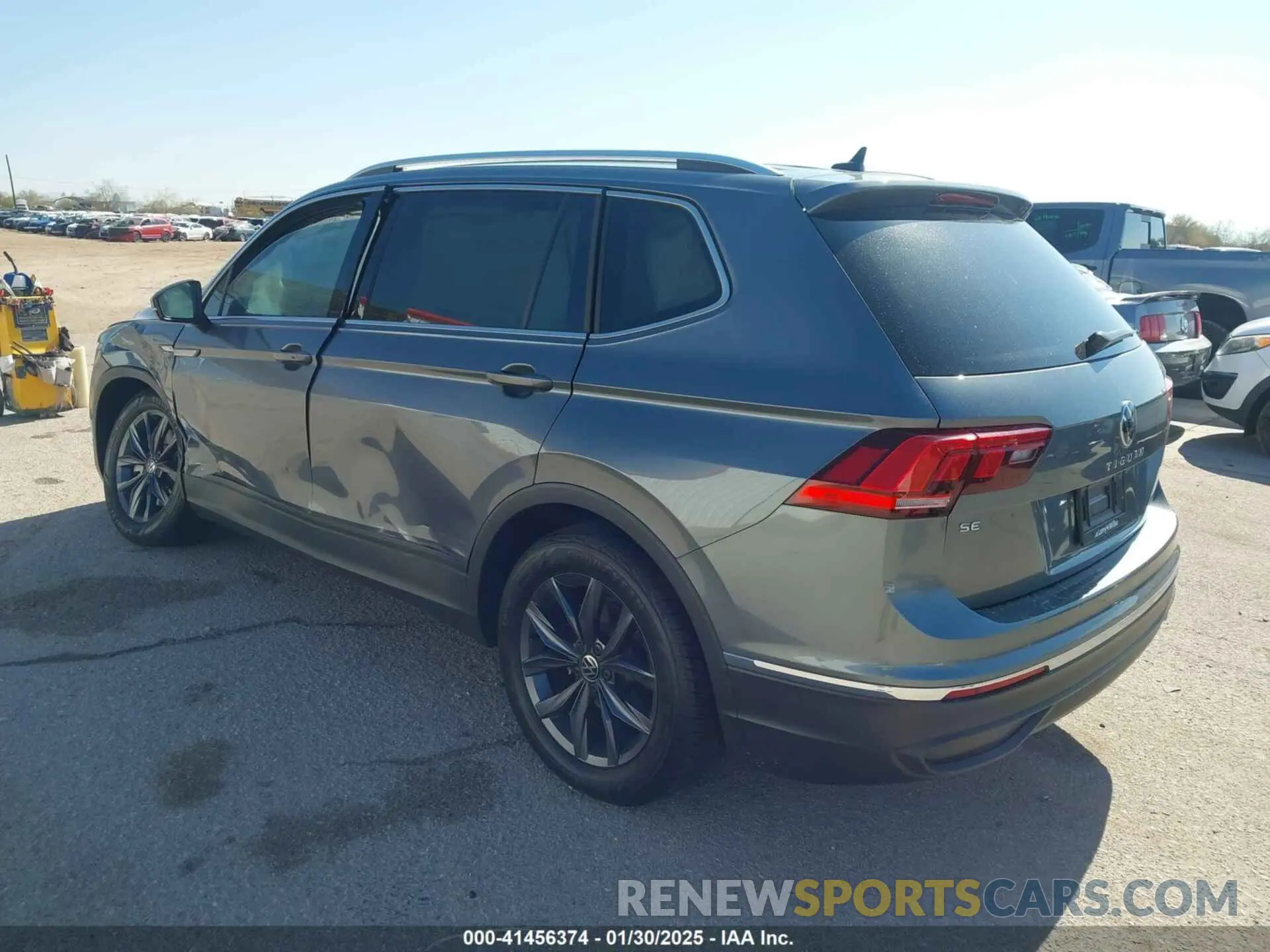 3 fotografías del automóvil dañado 3VV3B7AX7PM109902 VOLKSWAGEN TIGUAN 2023