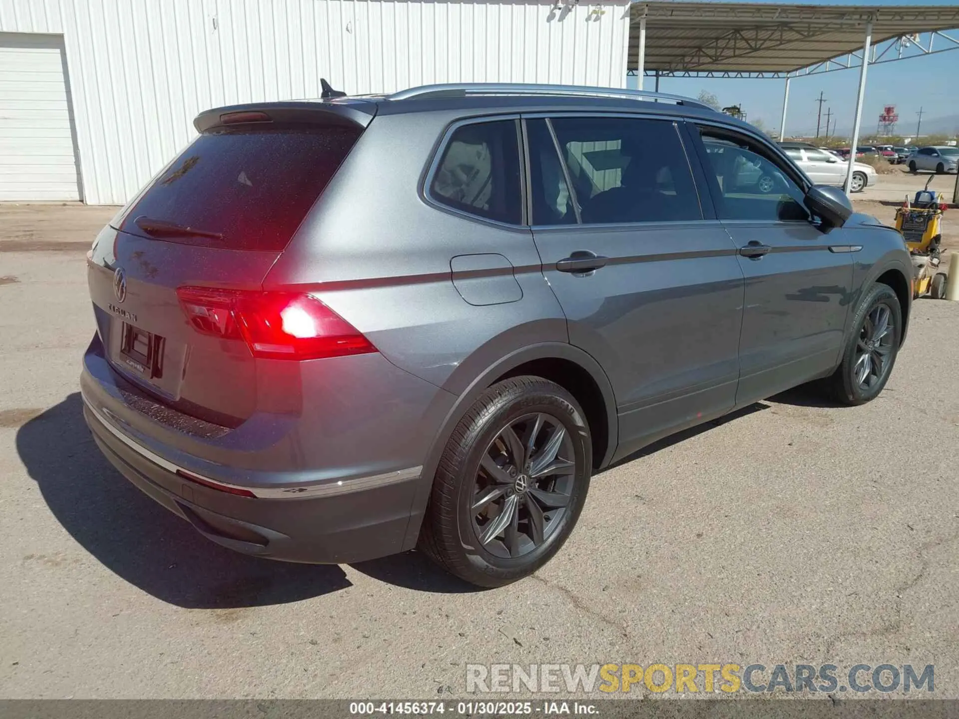 4 fotografías del automóvil dañado 3VV3B7AX7PM109902 VOLKSWAGEN TIGUAN 2023