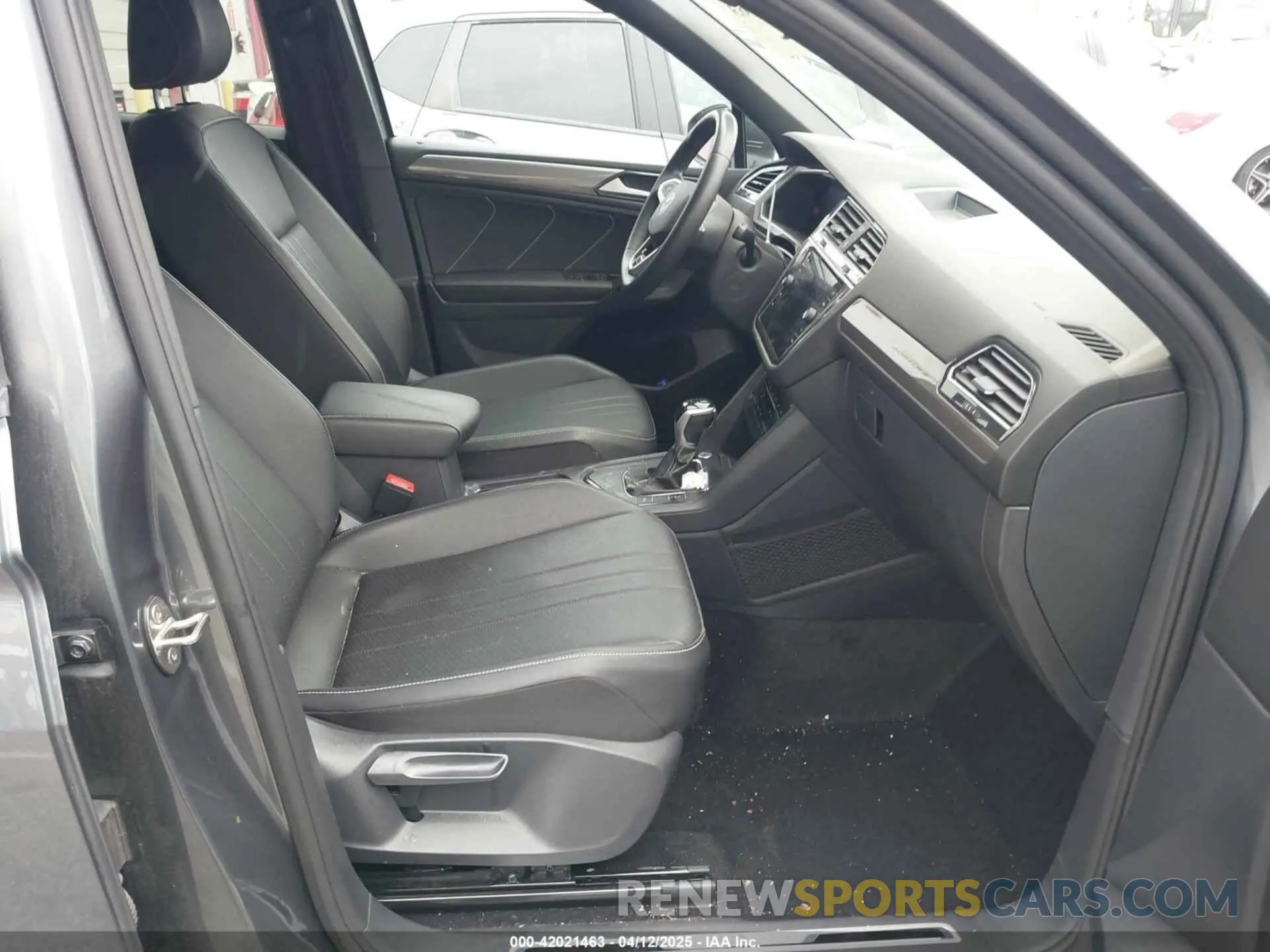 5 fotografías del automóvil dañado 3VVCB7AX8PM040458 VOLKSWAGEN TIGUAN 2023