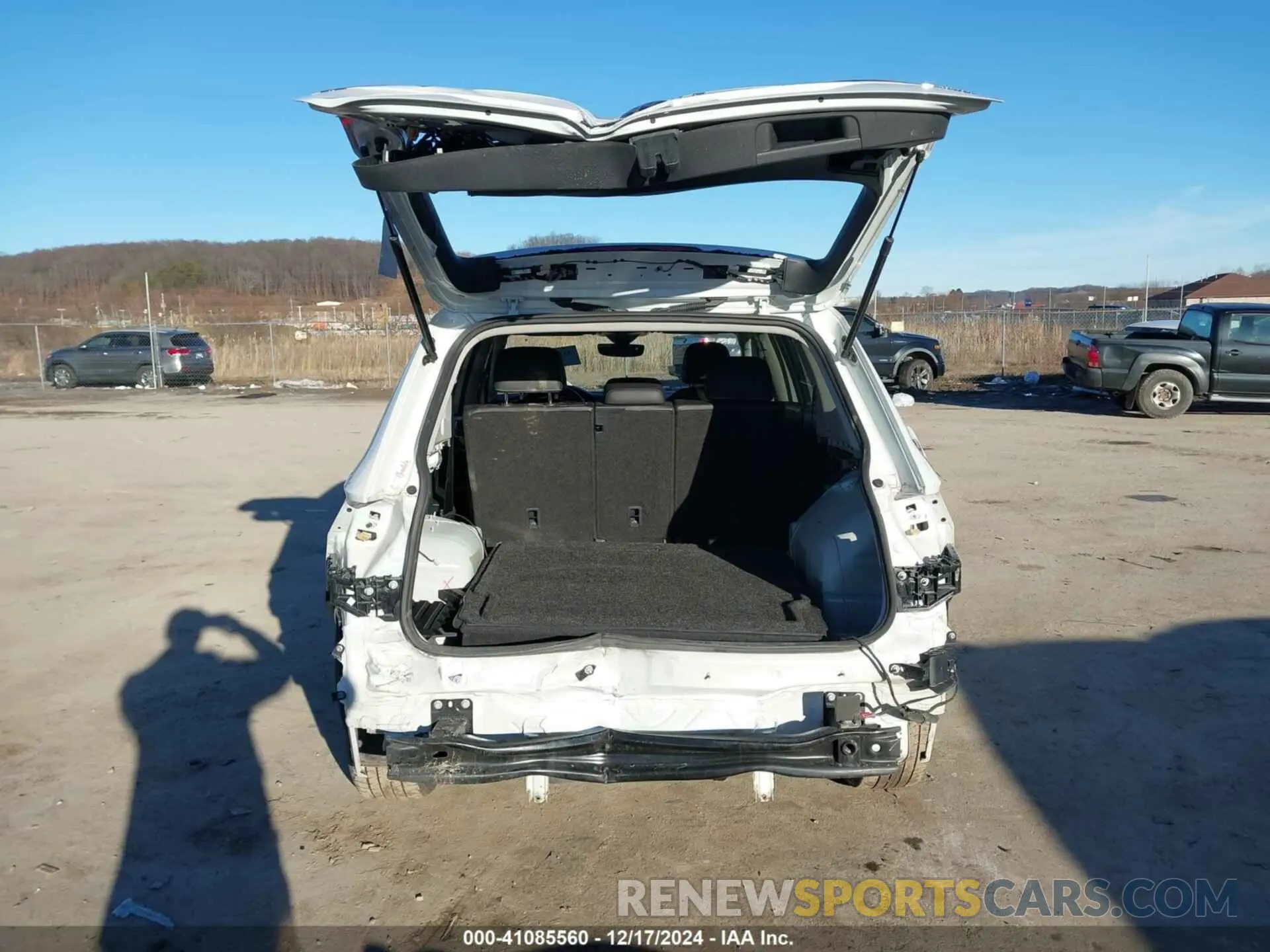 17 fotografías del automóvil dañado 3VVMB7AX9PM027609 VOLKSWAGEN TIGUAN 2023