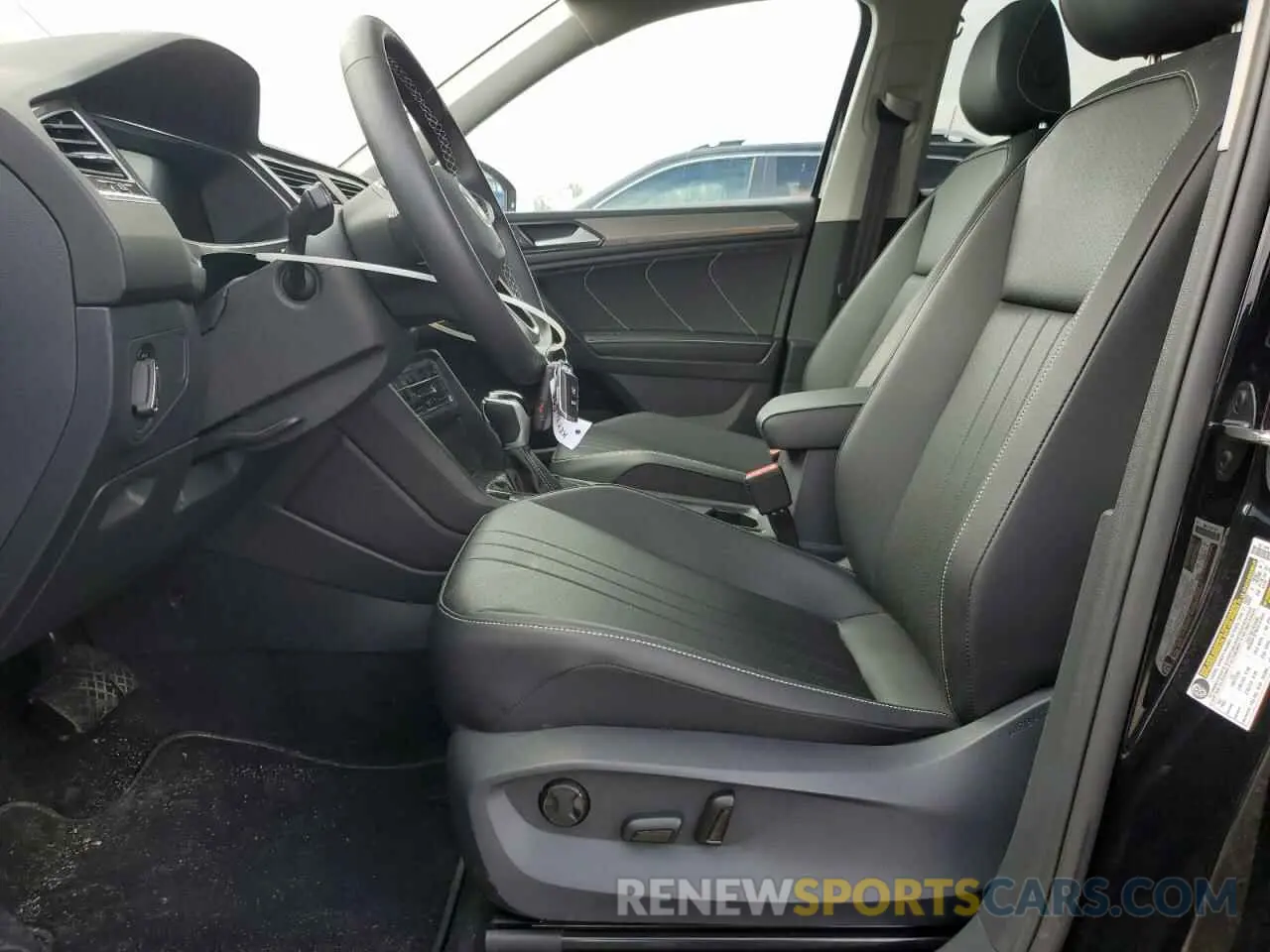 7 fotografías del automóvil dañado 3VVNB7AX2PM058818 VOLKSWAGEN TIGUAN 2023