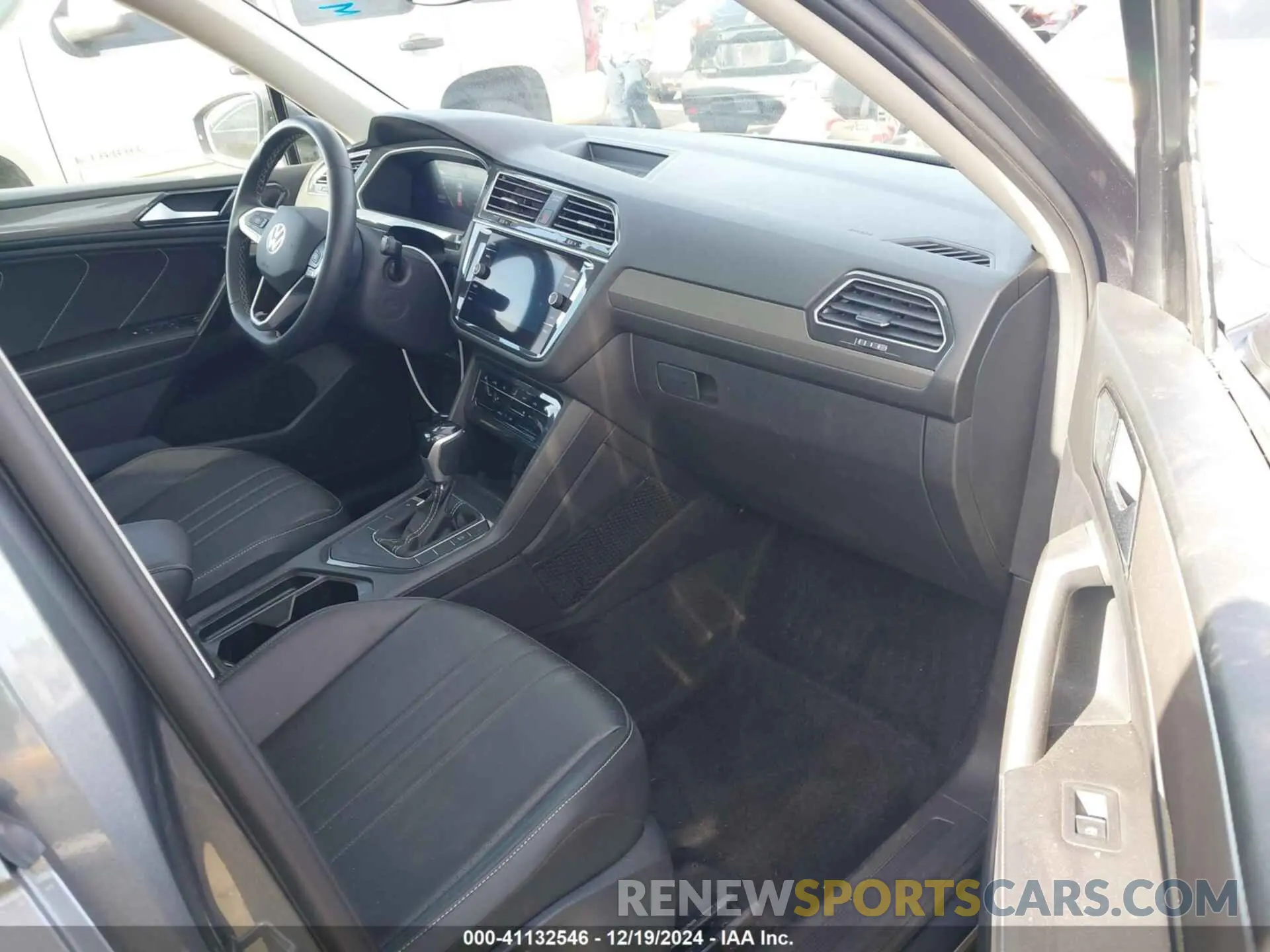 5 fotografías del automóvil dañado 3VVNB7AX7PM135327 VOLKSWAGEN TIGUAN 2023