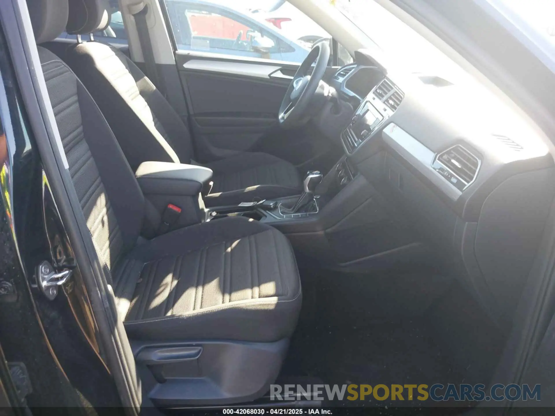 5 fotografías del automóvil dañado 3VVRB7AX0PM120136 VOLKSWAGEN TIGUAN 2023