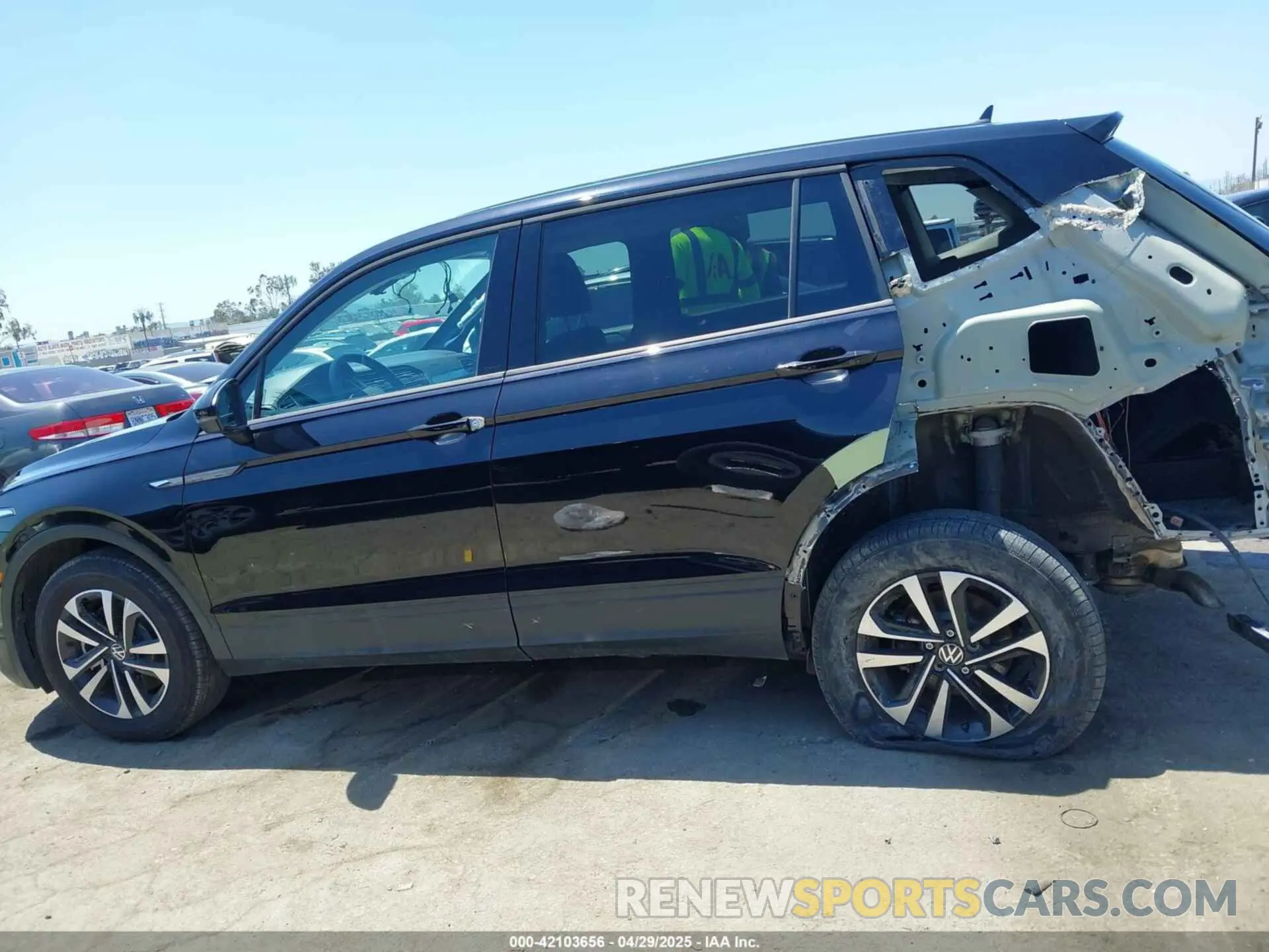 15 fotografías del automóvil dañado 3VVRB7AX3PM064709 VOLKSWAGEN TIGUAN 2023