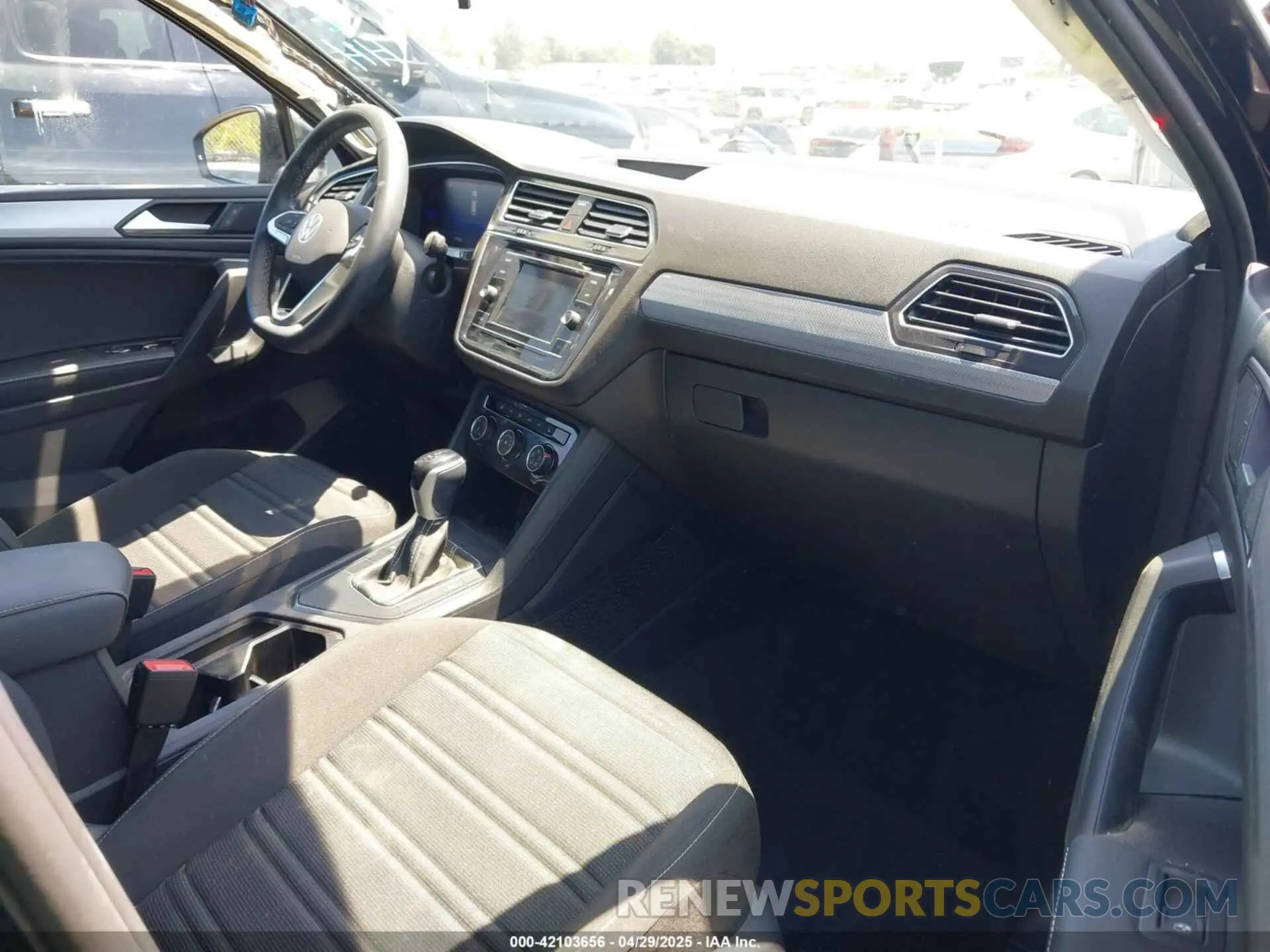 5 fotografías del automóvil dañado 3VVRB7AX3PM064709 VOLKSWAGEN TIGUAN 2023