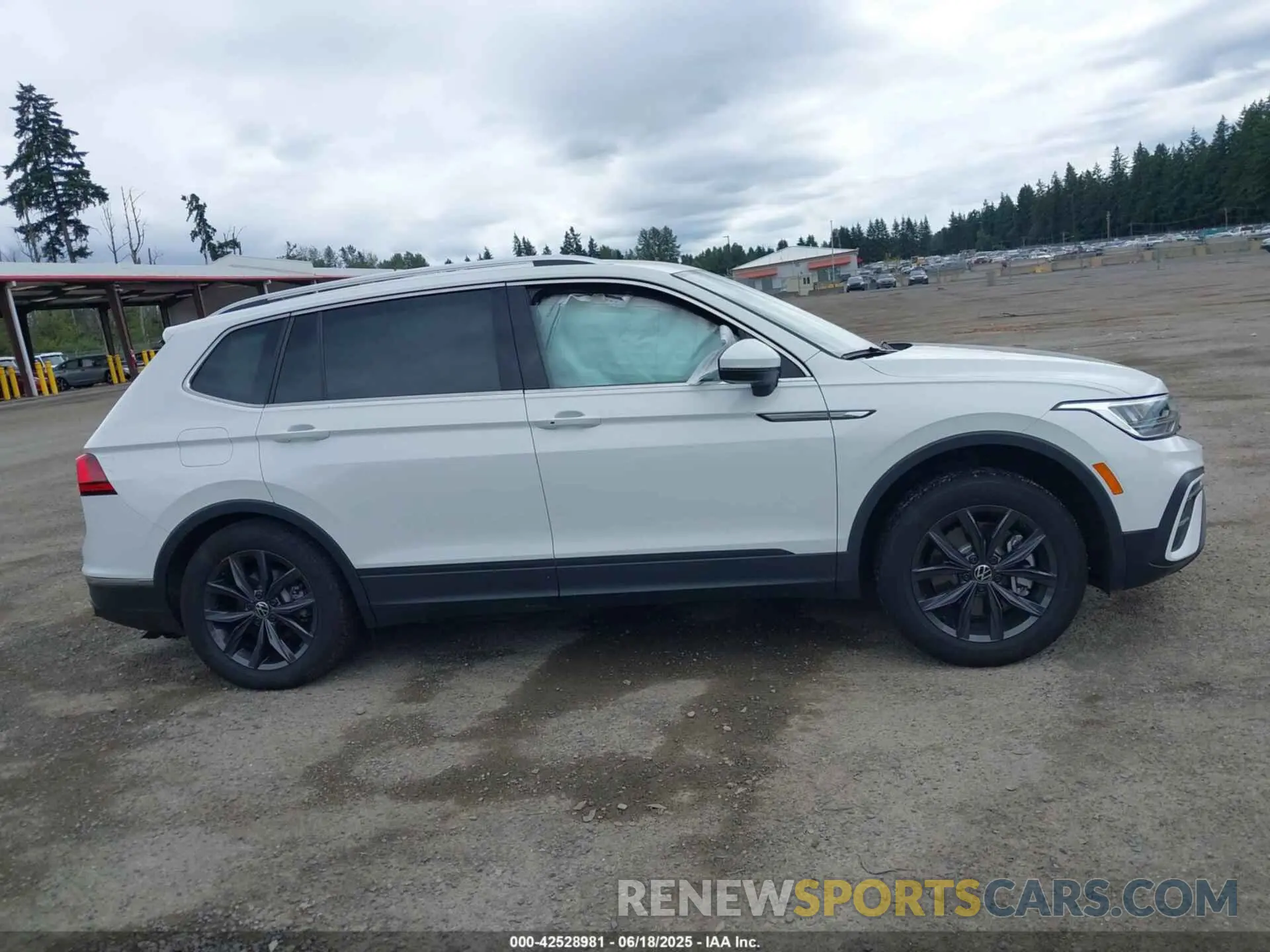 12 fotografías del automóvil dañado 3VV2B7AX6RM031241 VOLKSWAGEN TIGUAN 2024