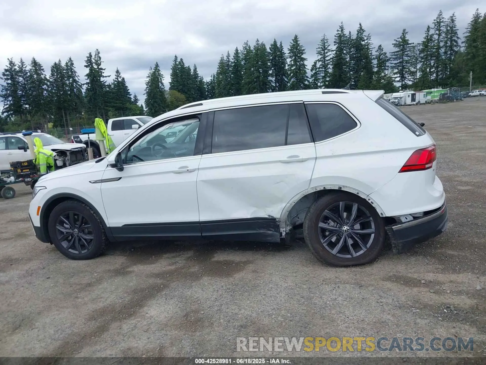 13 fotografías del automóvil dañado 3VV2B7AX6RM031241 VOLKSWAGEN TIGUAN 2024