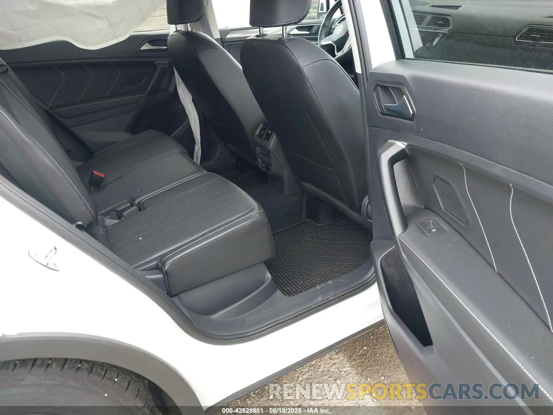 8 fotografías del automóvil dañado 3VV2B7AX6RM031241 VOLKSWAGEN TIGUAN 2024