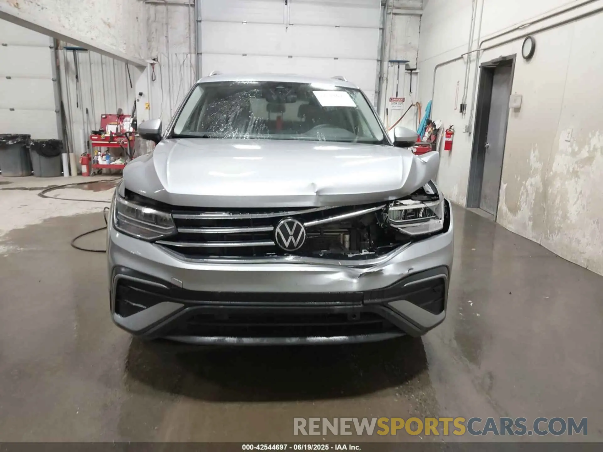 12 fotografías del automóvil dañado 3VV2B7AXXRM098733 VOLKSWAGEN TIGUAN 2024