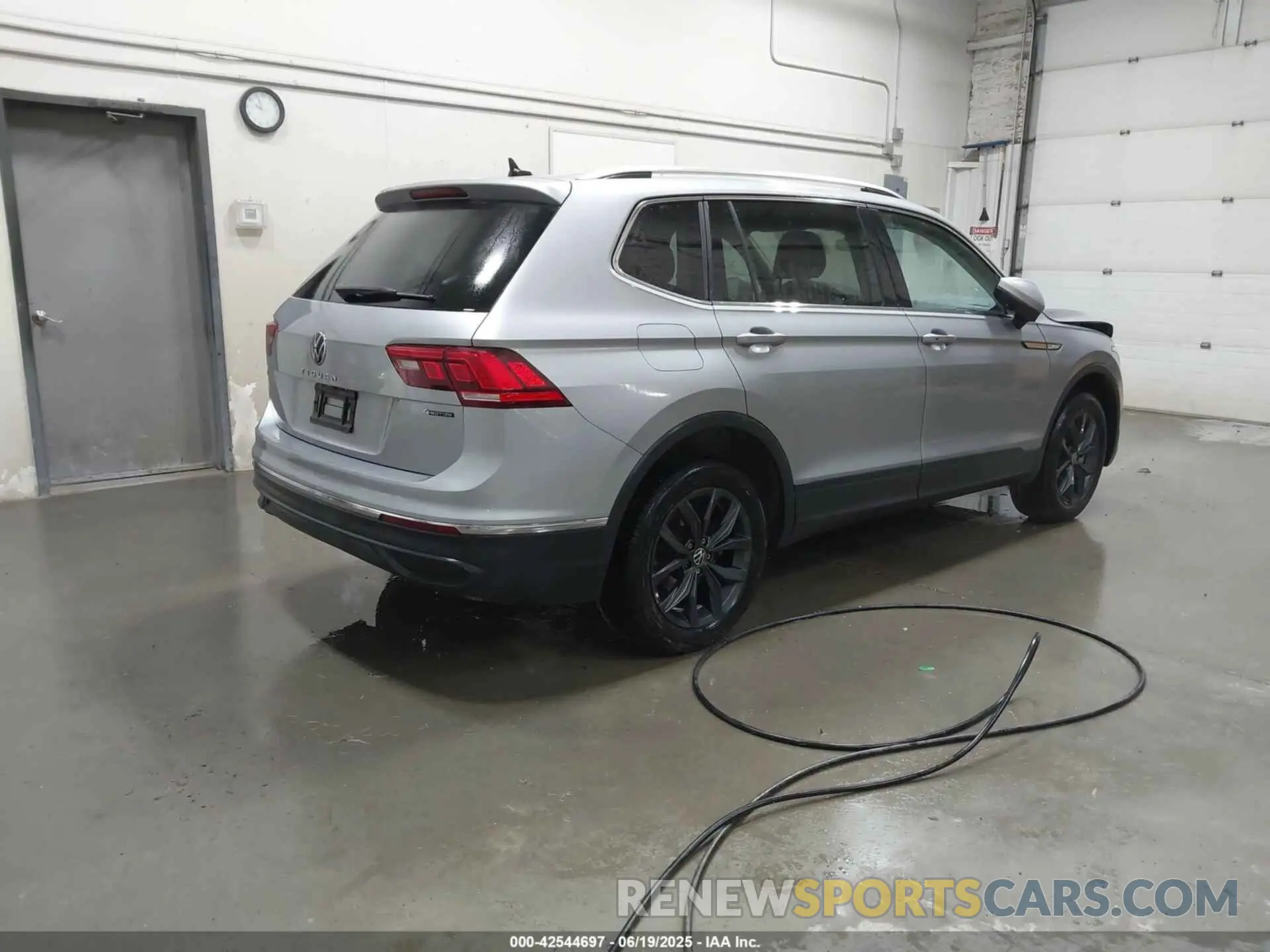 4 fotografías del automóvil dañado 3VV2B7AXXRM098733 VOLKSWAGEN TIGUAN 2024
