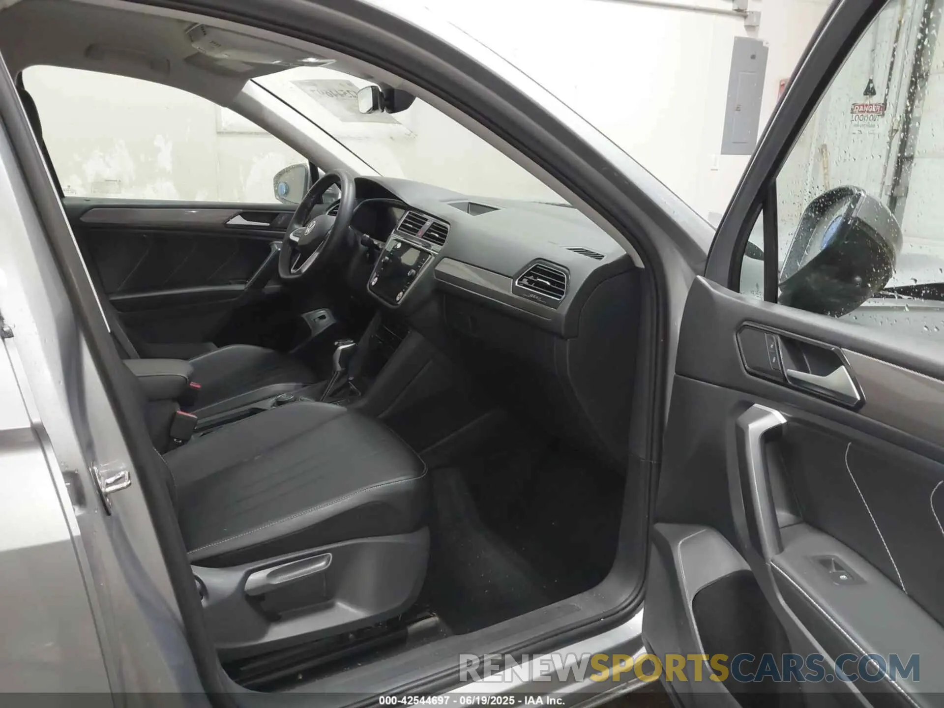 5 fotografías del automóvil dañado 3VV2B7AXXRM098733 VOLKSWAGEN TIGUAN 2024