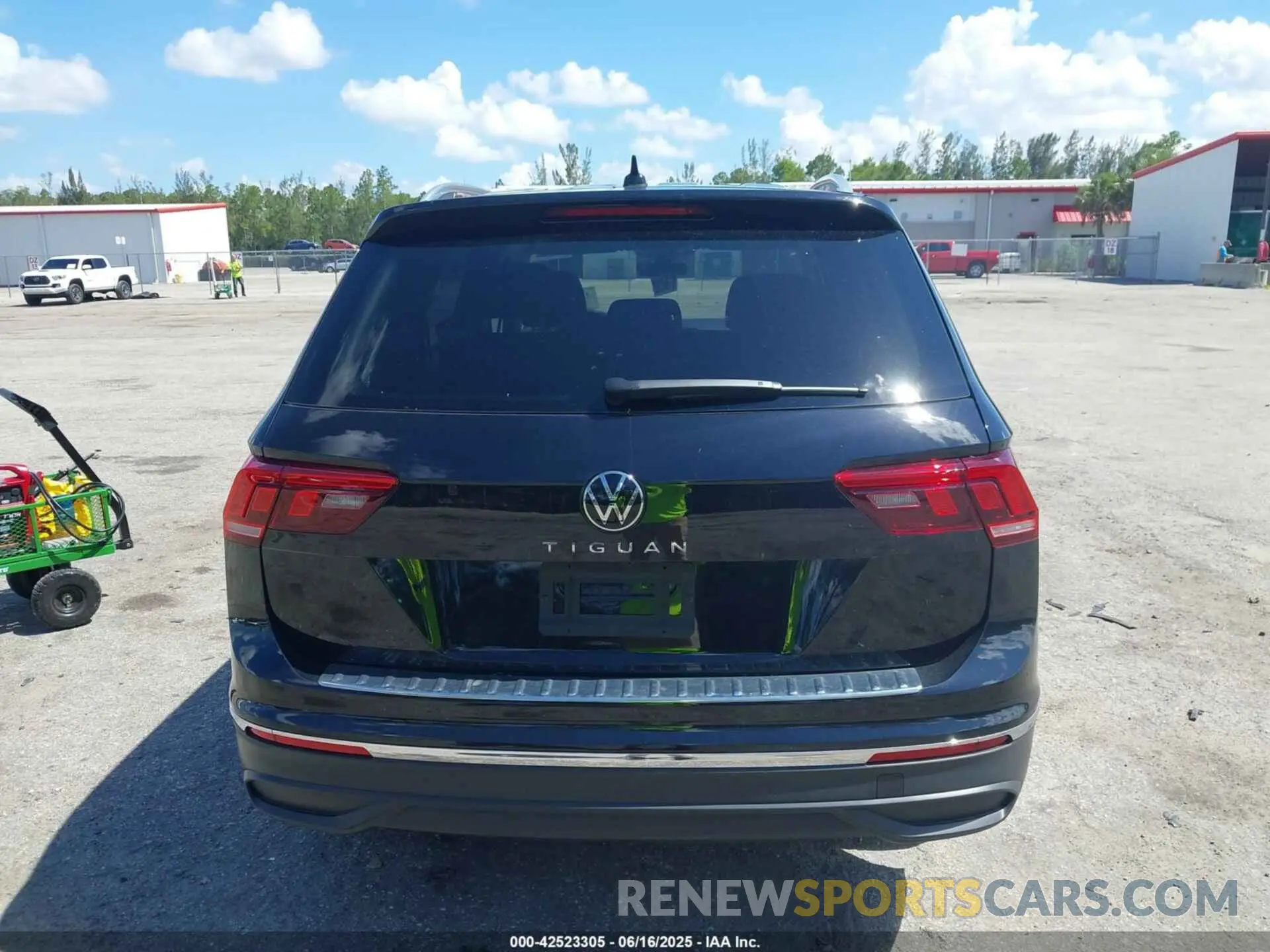 16 fotografías del automóvil dañado 3VV6B7AX7RM213144 VOLKSWAGEN TIGUAN 2024