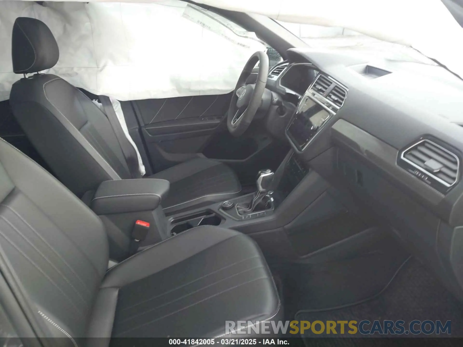 5 fotografías del automóvil dañado 3VV8B7AXXRM116335 VOLKSWAGEN TIGUAN 2024
