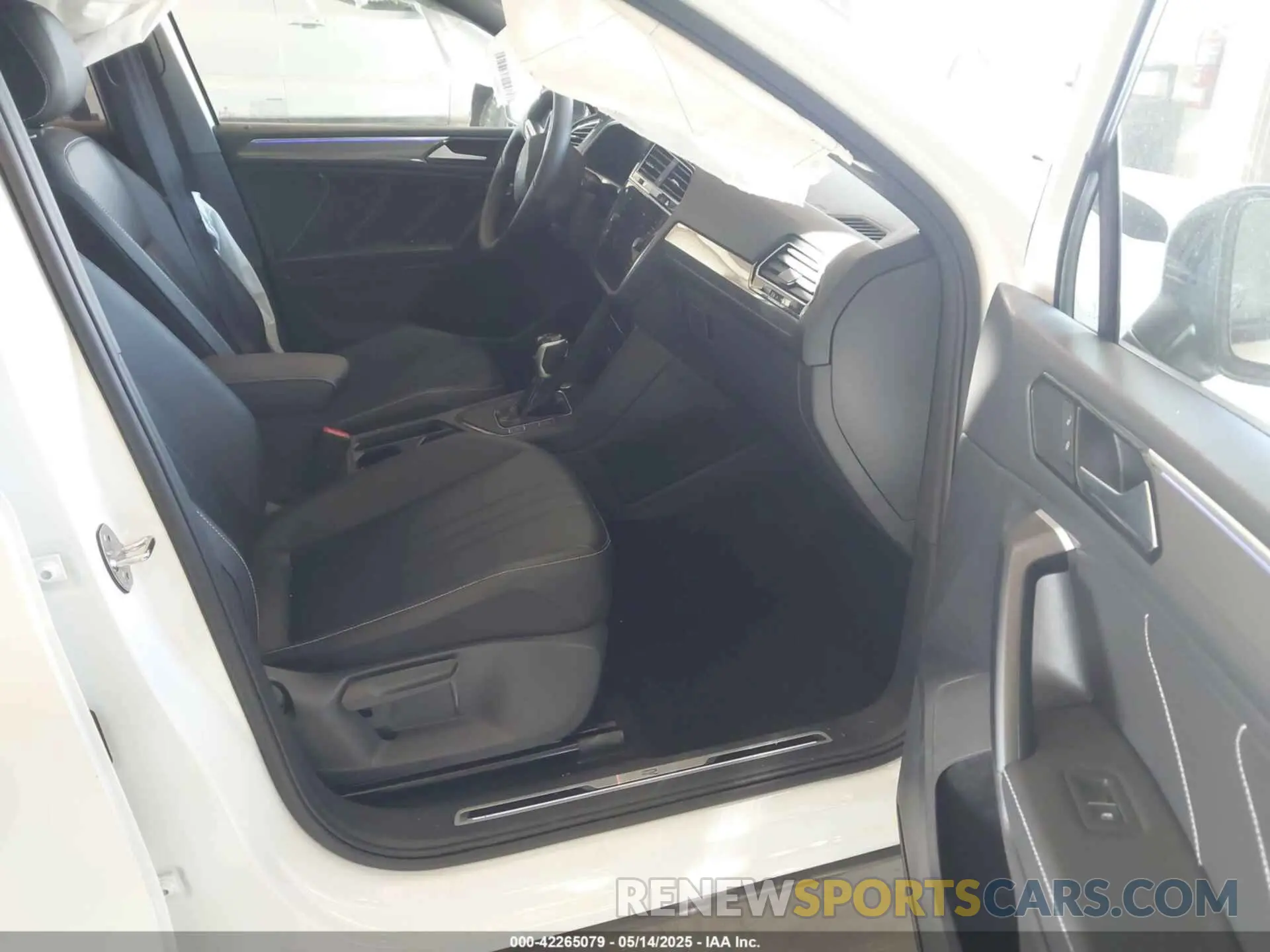 5 fotografías del automóvil dañado 3VVCB7AX4RM108239 VOLKSWAGEN TIGUAN 2024