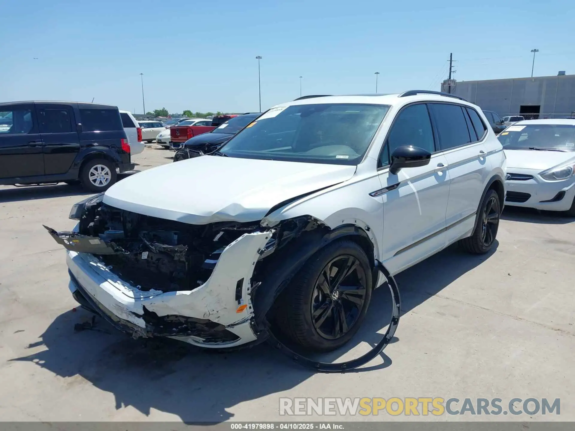 2 fotografías del automóvil dañado 3VVCB7AX8RM127246 VOLKSWAGEN TIGUAN 2024