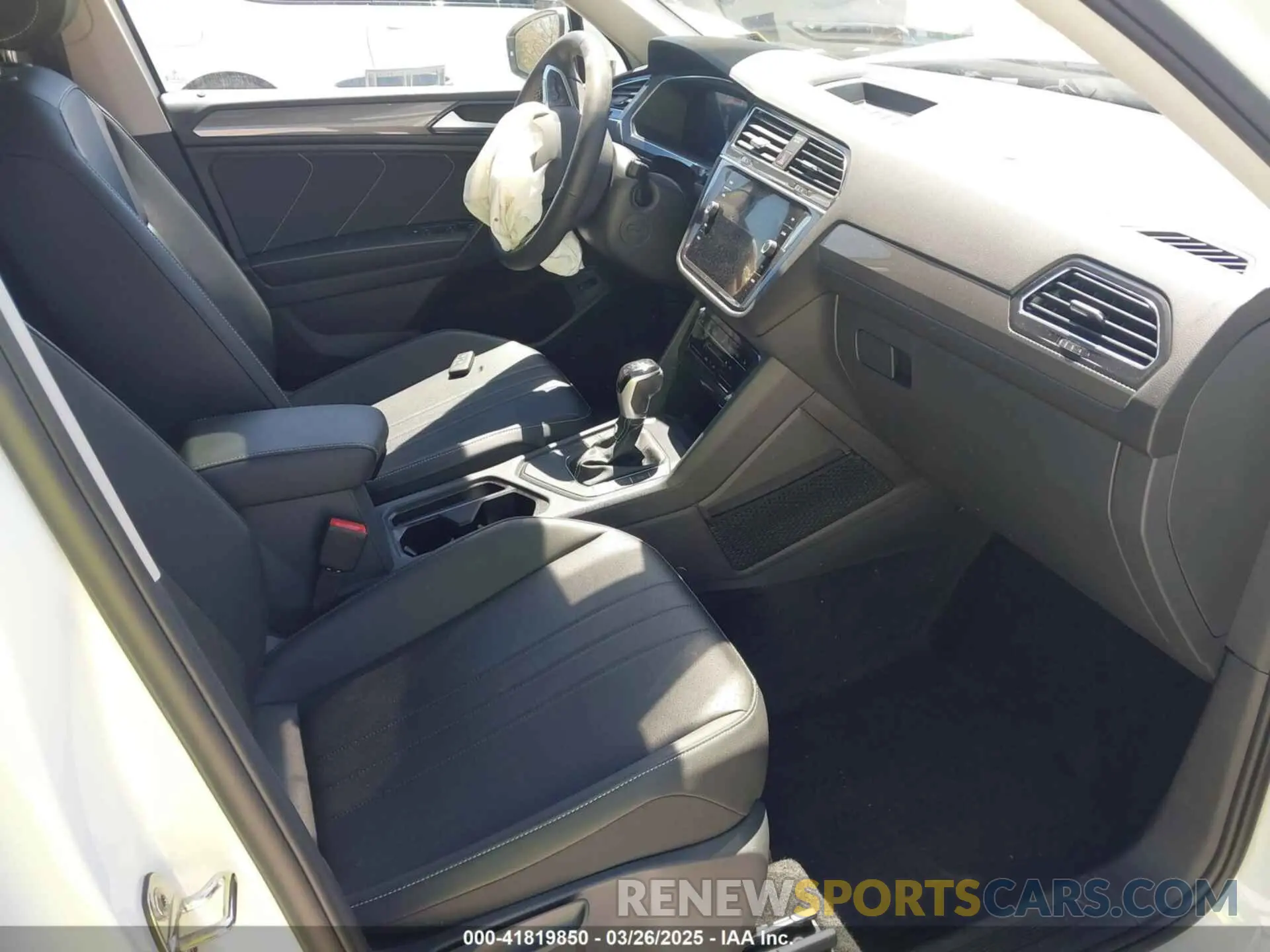 5 fotografías del automóvil dañado 3VVNB7AX2RM022579 VOLKSWAGEN TIGUAN 2024