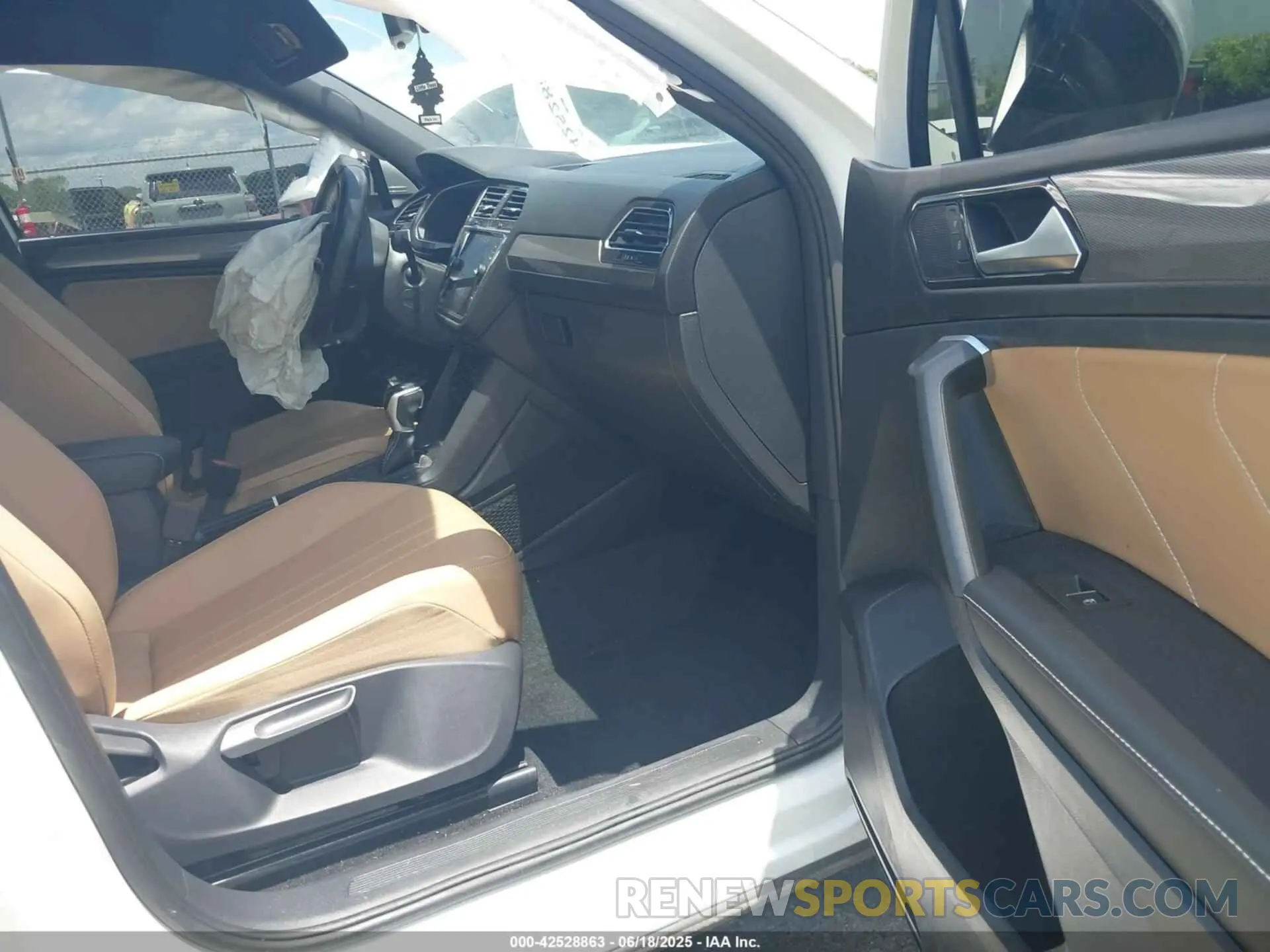 5 fotografías del automóvil dañado 3VVNB7AX8RM055442 VOLKSWAGEN TIGUAN 2024