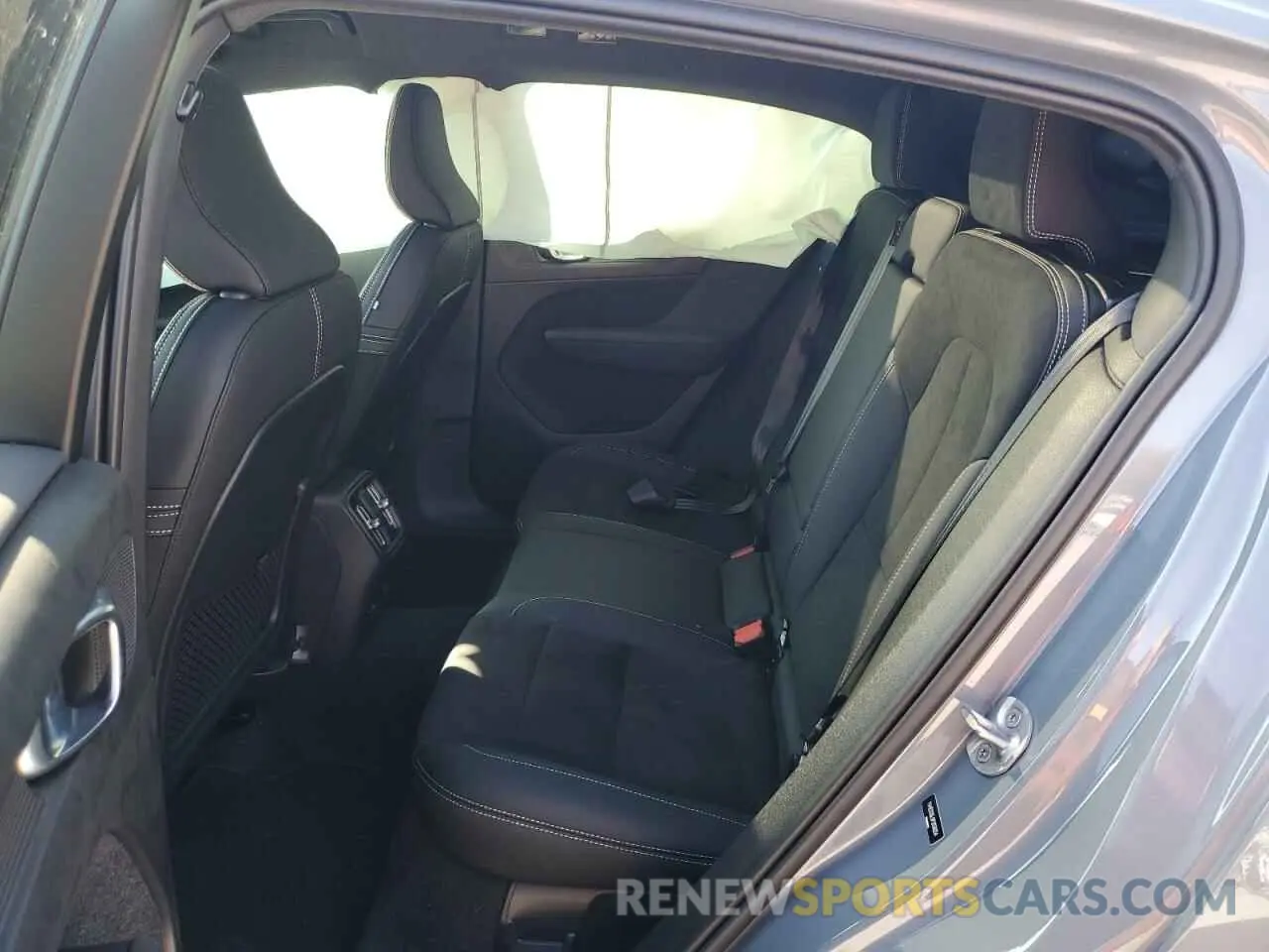 11 fotografías del automóvil dañado YV4ED3GL0P2038254 VOLVO C40 RECHAR 2023
