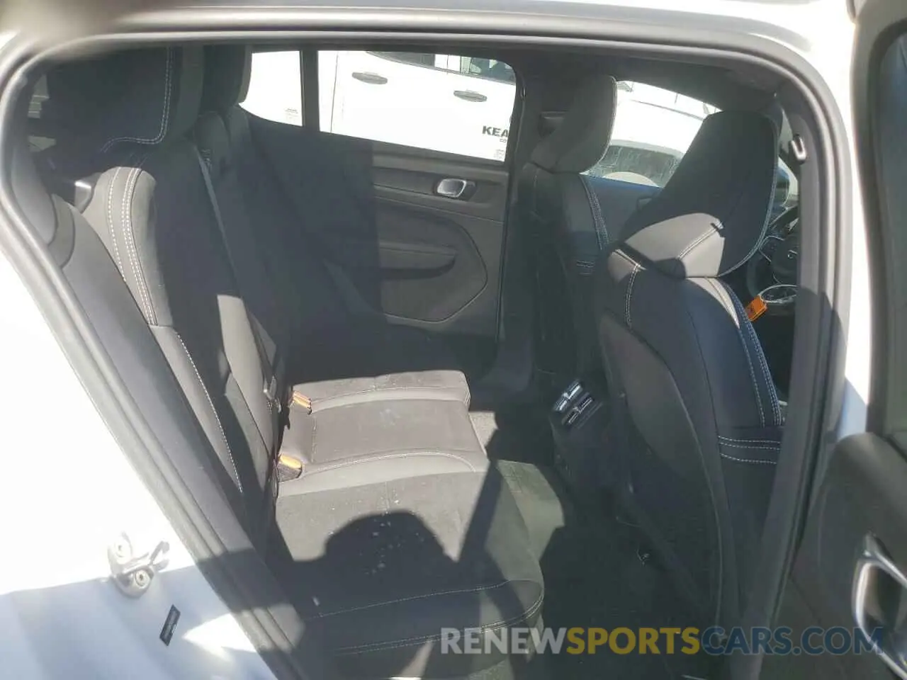 11 fotografías del automóvil dañado YV4ER3GM7R2098559 VOLVO C40 RECHAR 2024