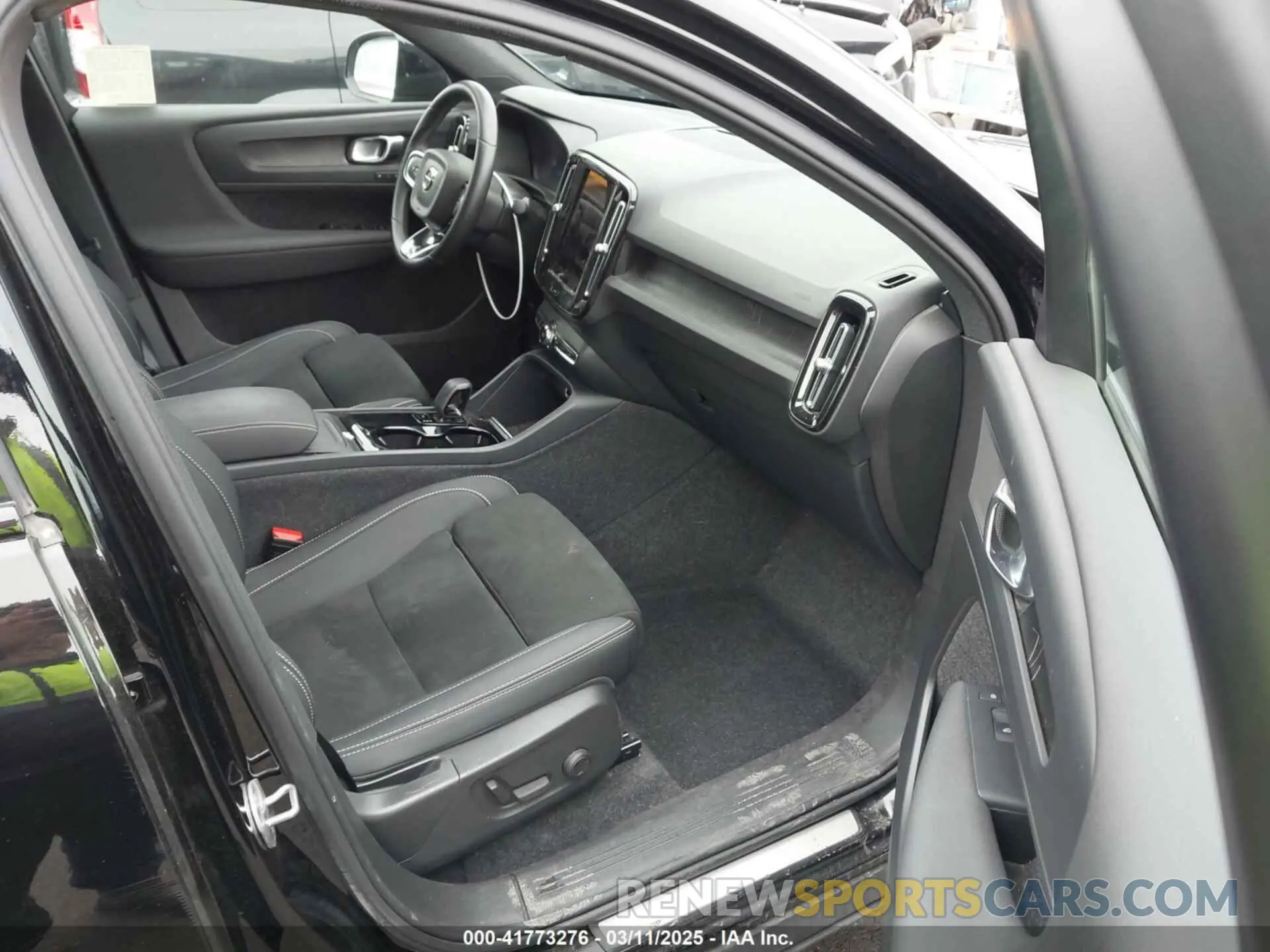 5 fotografías del automóvil dañado YV4ED3GL8P2054475 VOLVO C40 RECHARGE PURE ELECTRIC 2023