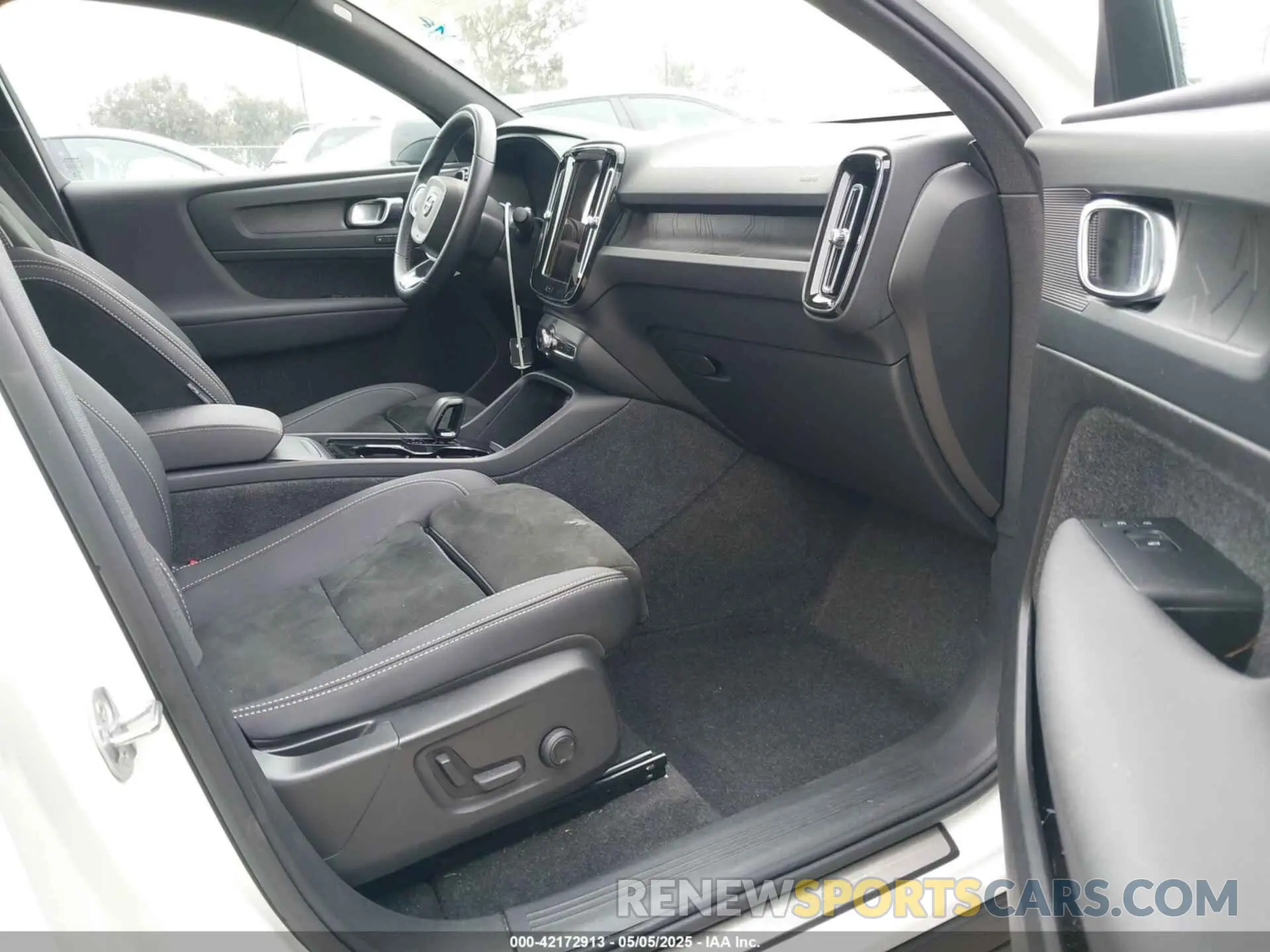 5 fotografías del automóvil dañado YV4ED3GLXP2064957 VOLVO C40 RECHARGE PURE ELECTRIC 2023