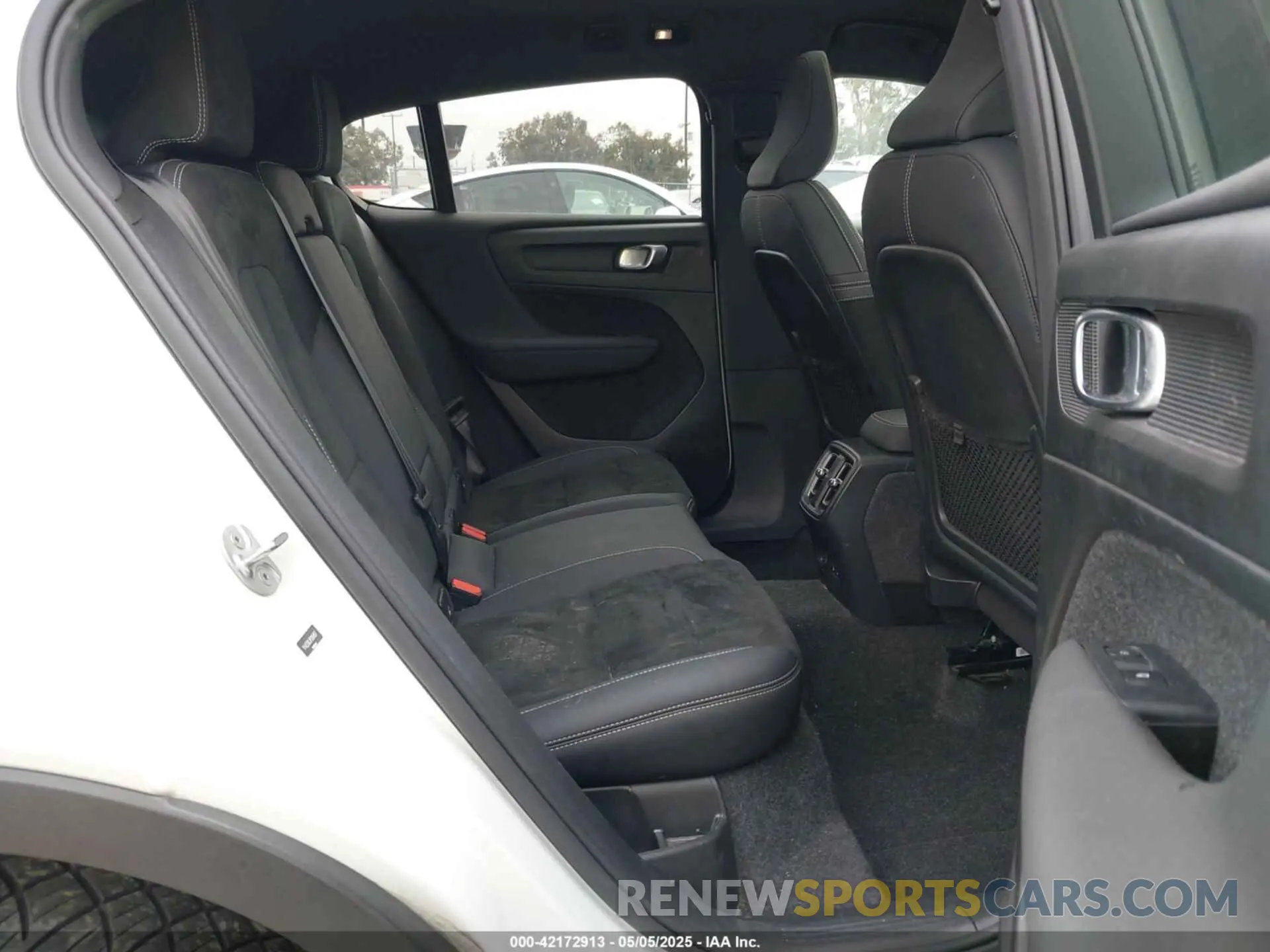 8 fotografías del automóvil dañado YV4ED3GLXP2064957 VOLVO C40 RECHARGE PURE ELECTRIC 2023