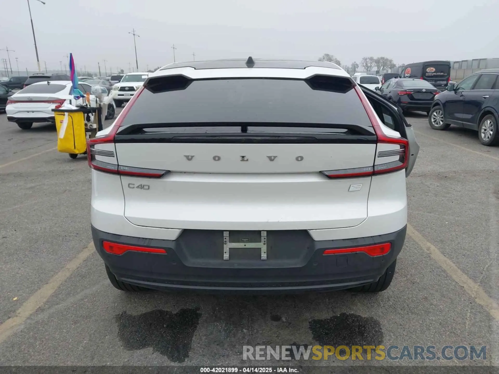 16 fotografías del automóvil dañado YV4ED3GM5P2036704 VOLVO C40 RECHARGE PURE ELECTRIC 2023