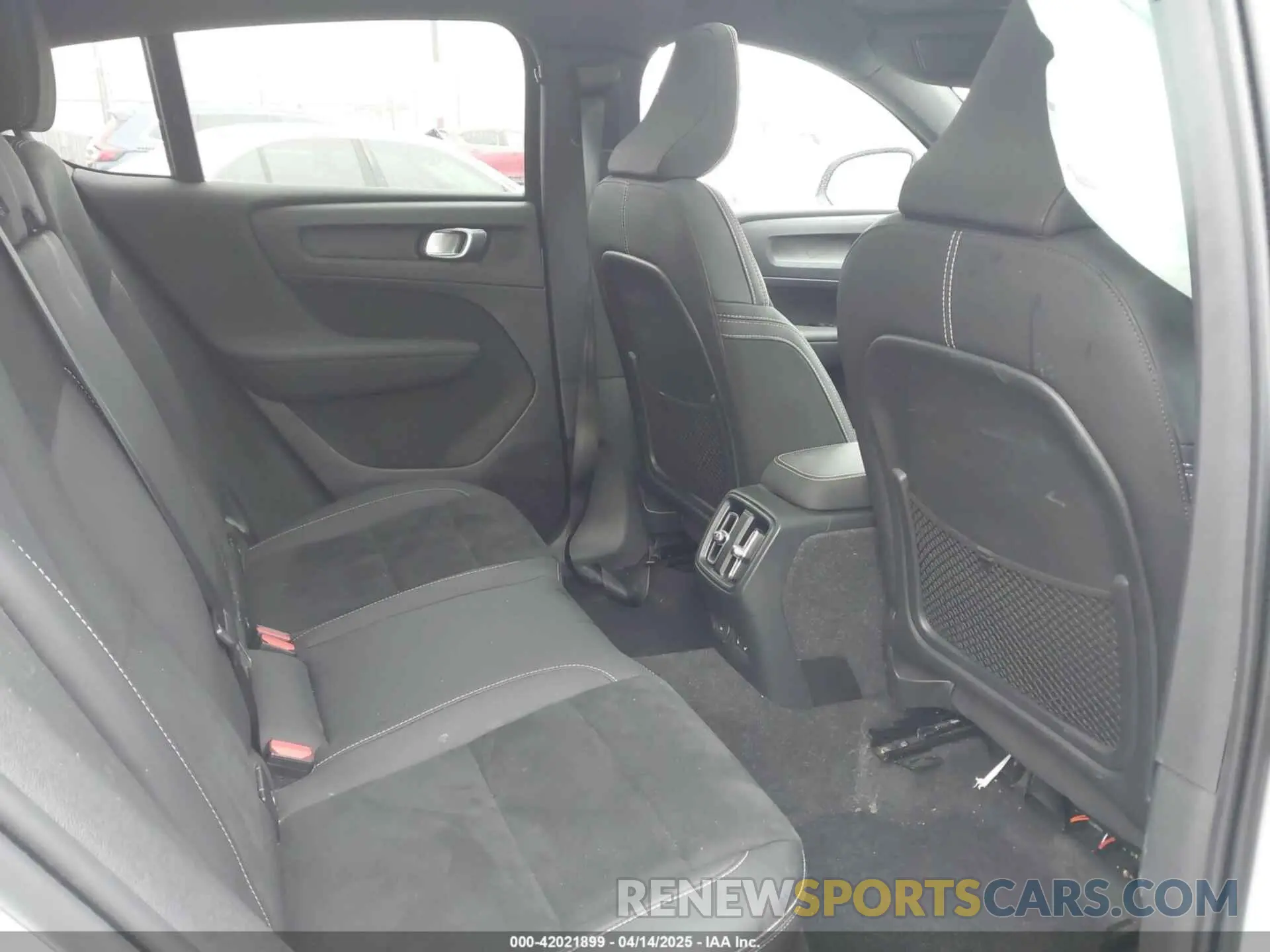 8 fotografías del automóvil dañado YV4ED3GM5P2036704 VOLVO C40 RECHARGE PURE ELECTRIC 2023
