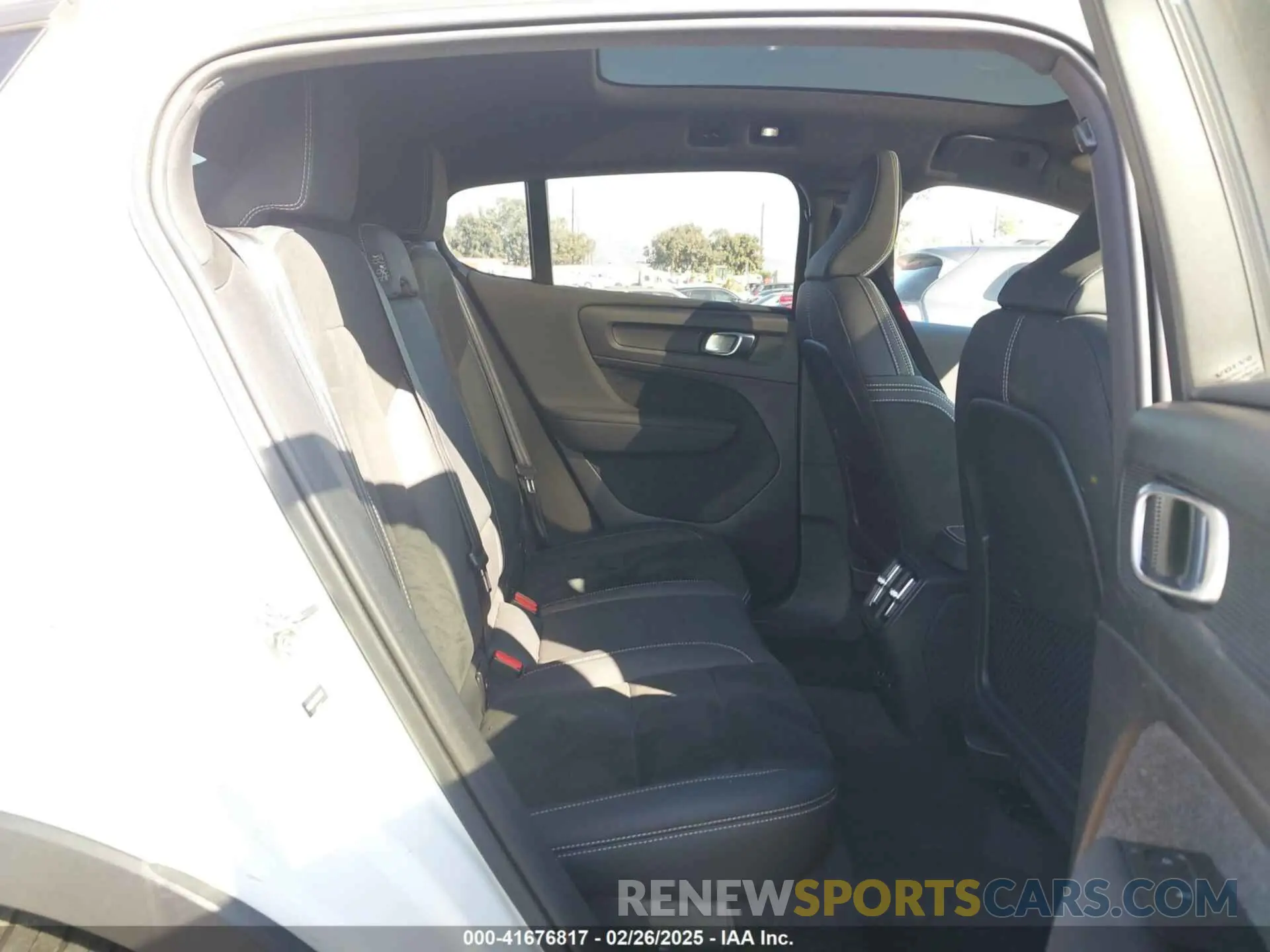 8 fotografías del automóvil dañado YV4ED3GM9P2031408 VOLVO C40 RECHARGE PURE ELECTRIC 2023