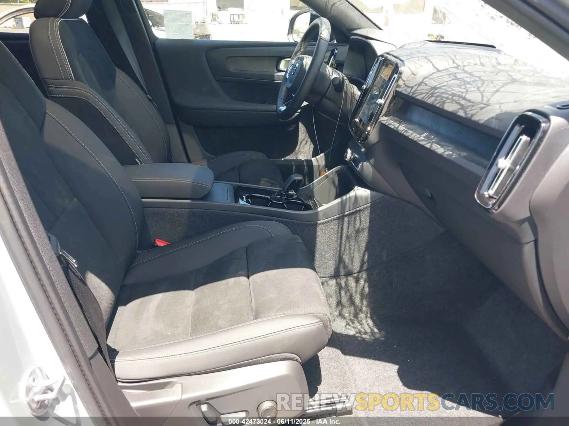 5 fotografías del automóvil dañado YV4ER3GL0R2103611 VOLVO C40 RECHARGE PURE ELECTRIC 2024