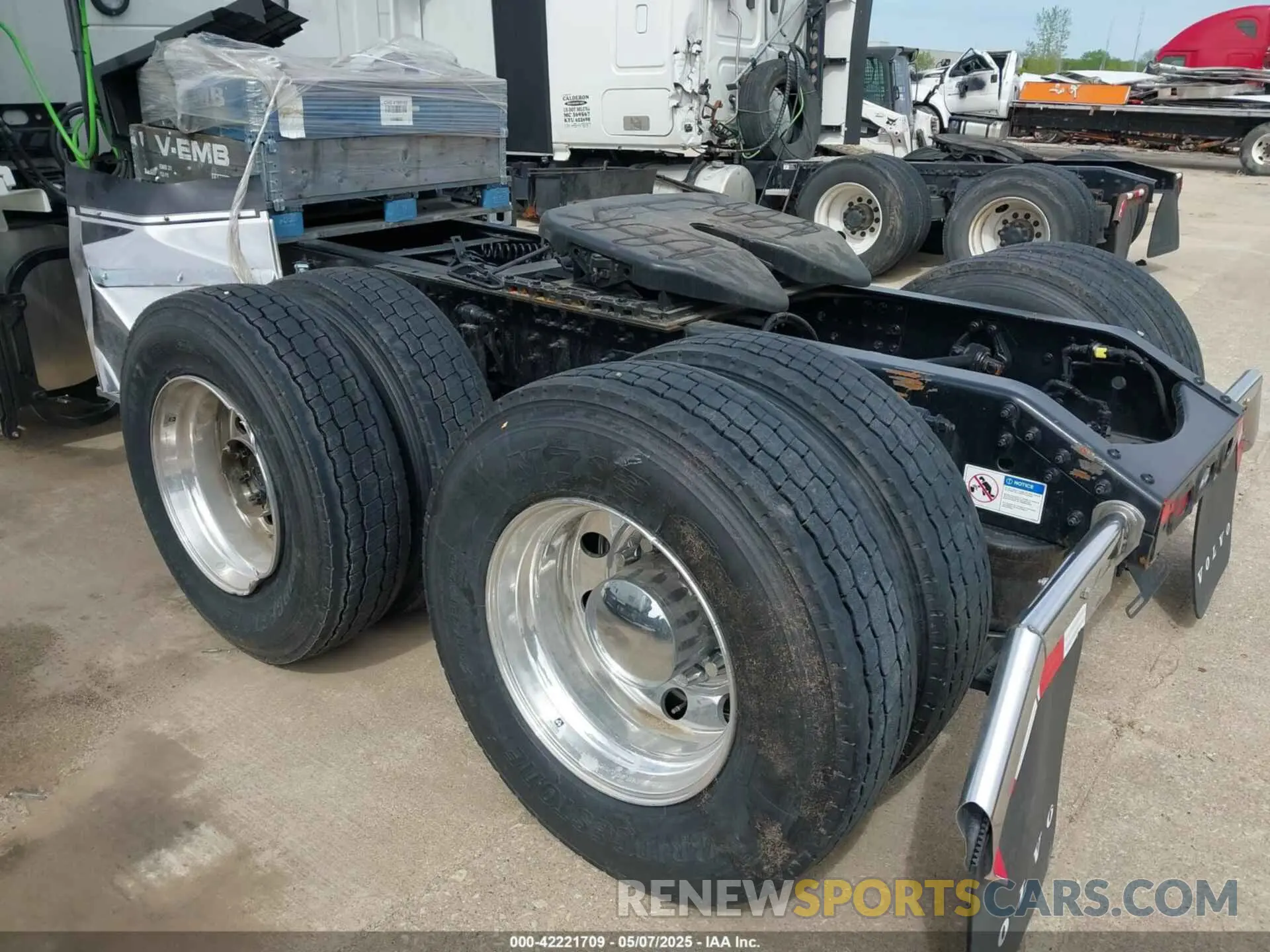 12 fotografías del automóvil dañado 4V4BC9EH3SN694891 VOLVO NEW VNL 2025