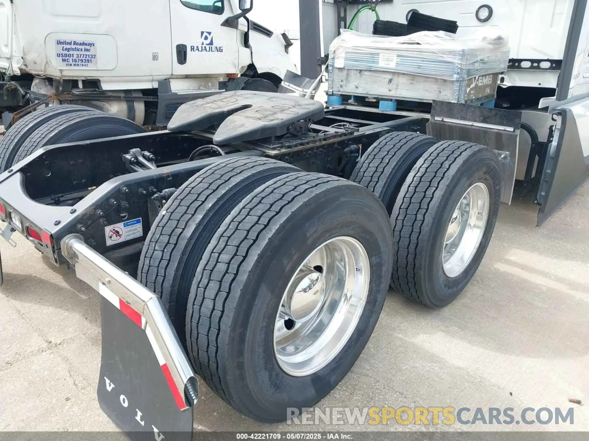 13 fotografías del automóvil dañado 4V4BC9EH3SN694891 VOLVO NEW VNL 2025