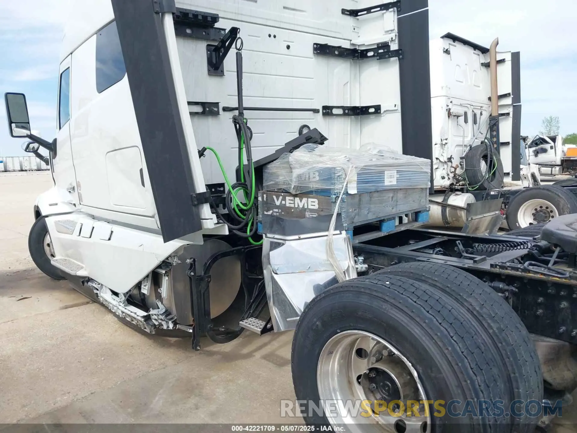 16 fotografías del automóvil dañado 4V4BC9EH3SN694891 VOLVO NEW VNL 2025