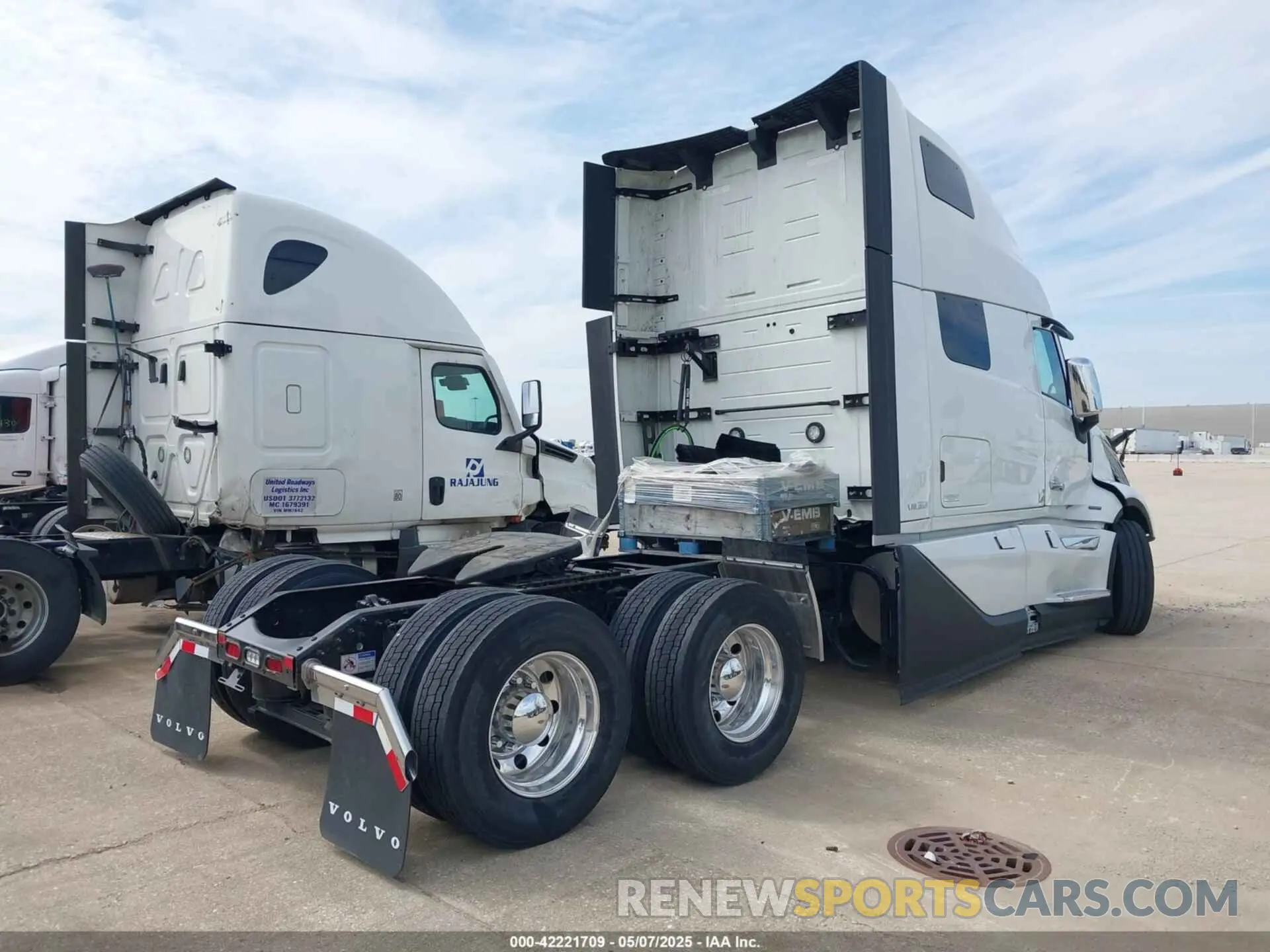 4 fotografías del automóvil dañado 4V4BC9EH3SN694891 VOLVO NEW VNL 2025