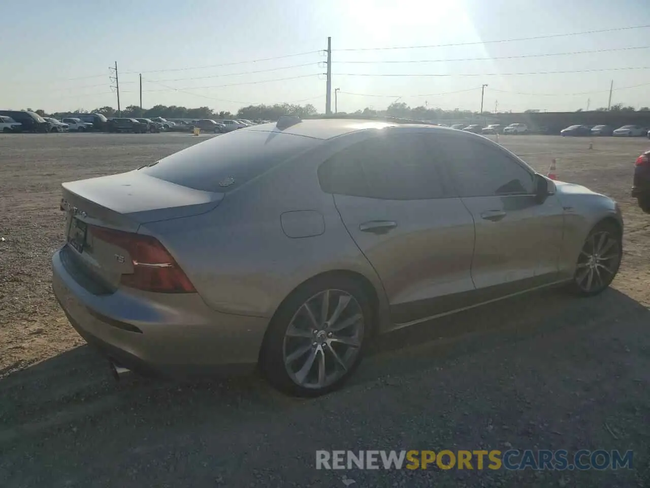 3 fotografías del automóvil dañado 7JR102FK1KG009665 VOLVO S60 2019