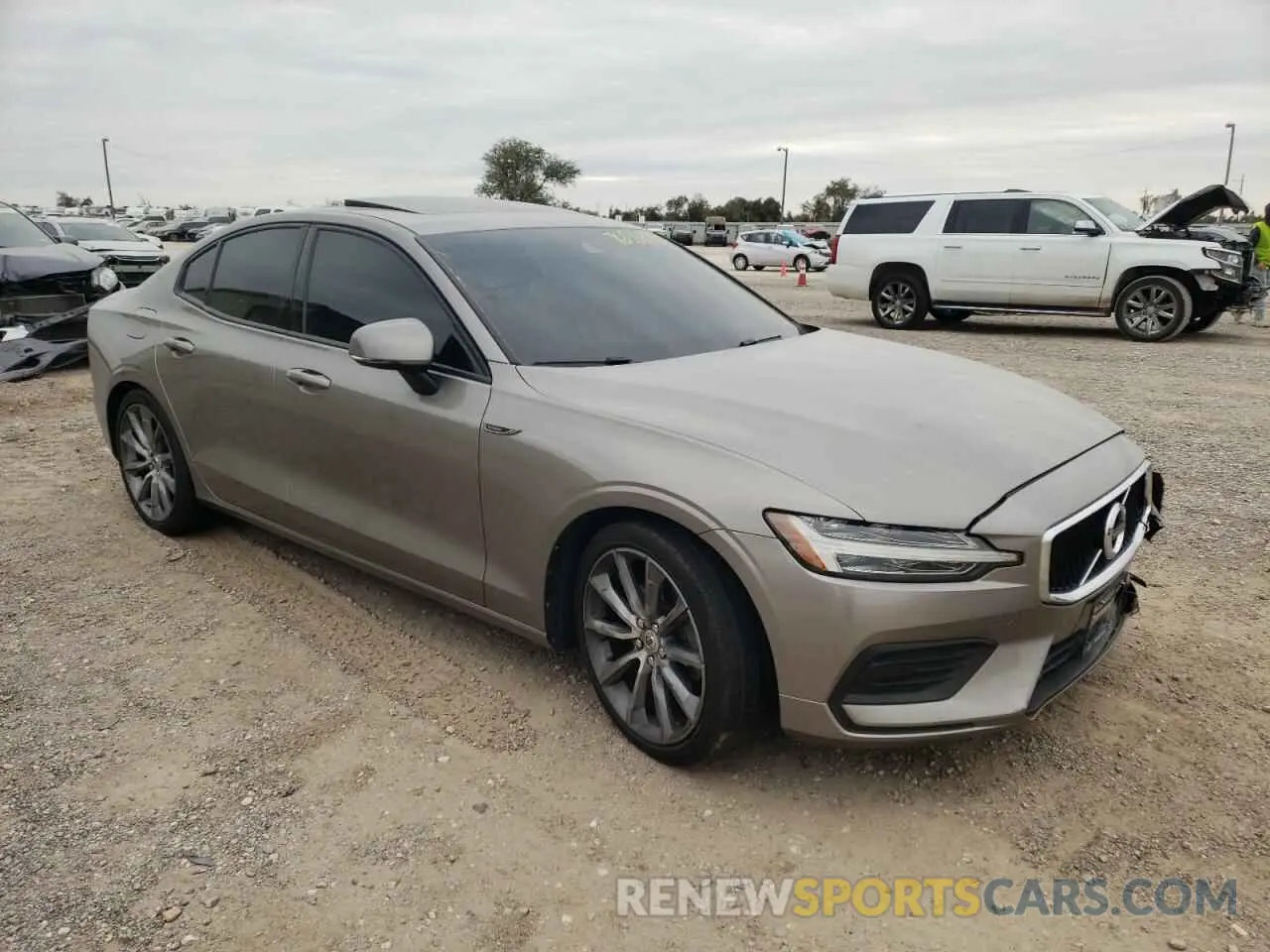 4 fotografías del automóvil dañado 7JR102FK1KG009665 VOLVO S60 2019