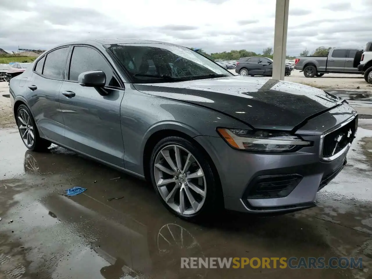4 fotografías del automóvil dañado 7JR102FK3KG003852 VOLVO S60 2019