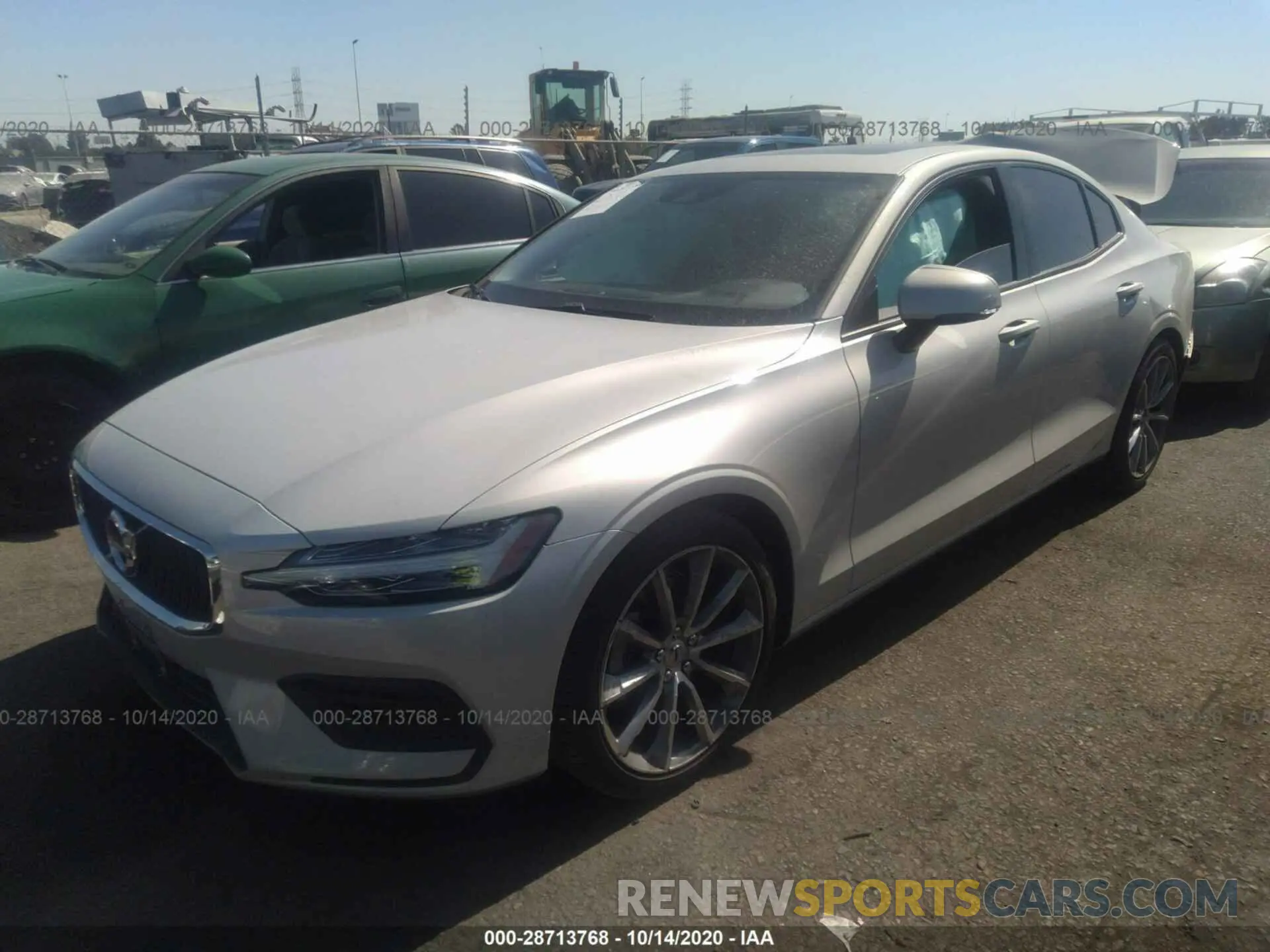 2 fotografías del automóvil dañado 7JR102FKXKG000818 VOLVO S60 2019