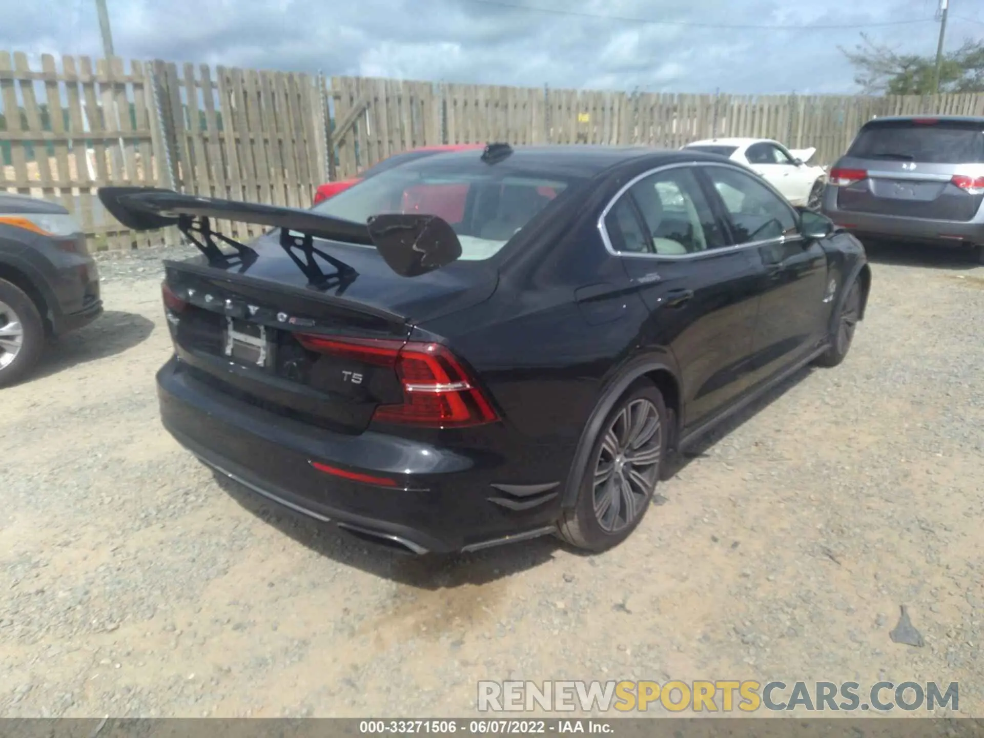 4 fotografías del automóvil dañado 7JR102FL2KG017931 VOLVO S60 2019