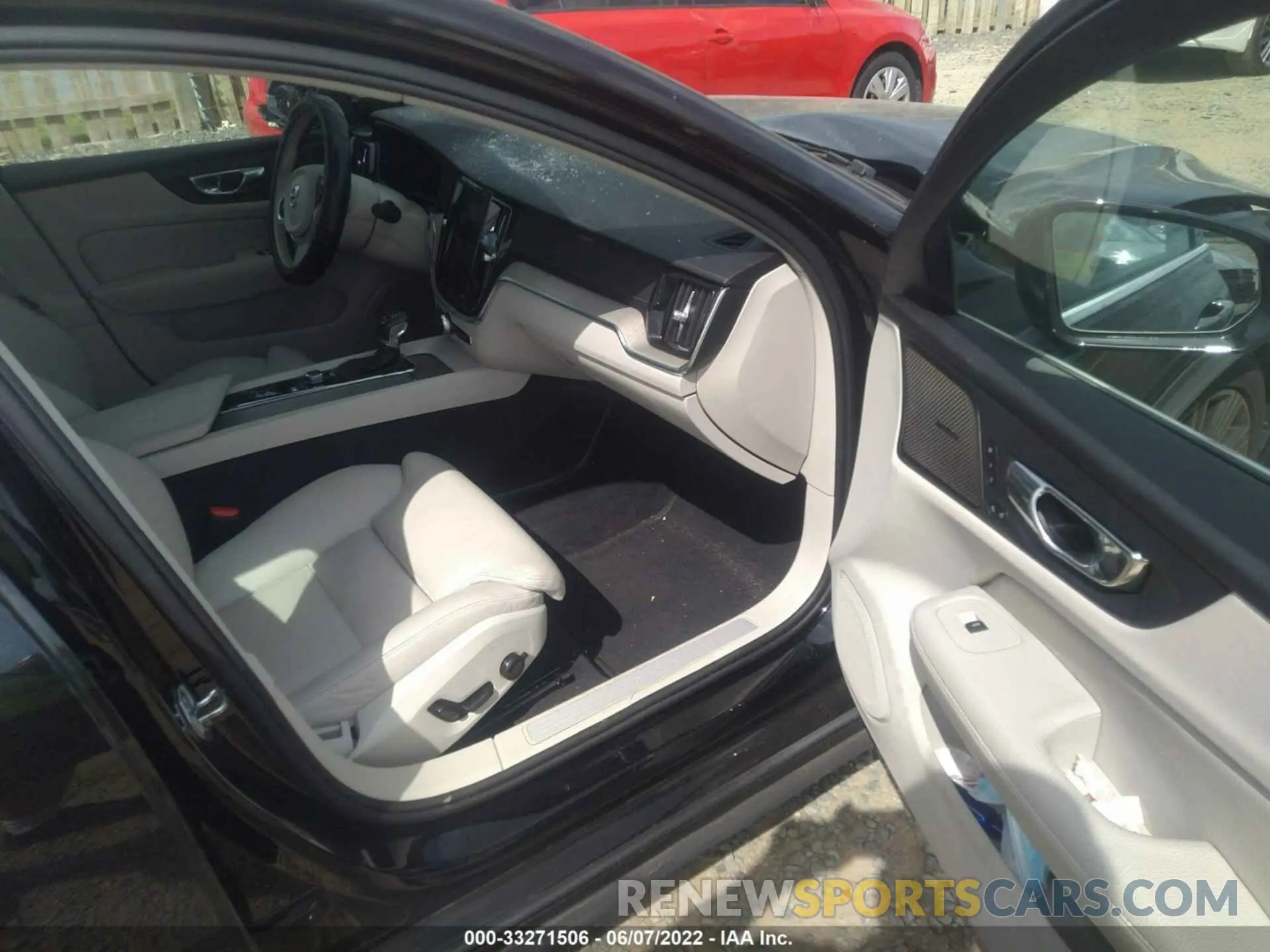 5 fotografías del automóvil dañado 7JR102FL2KG017931 VOLVO S60 2019