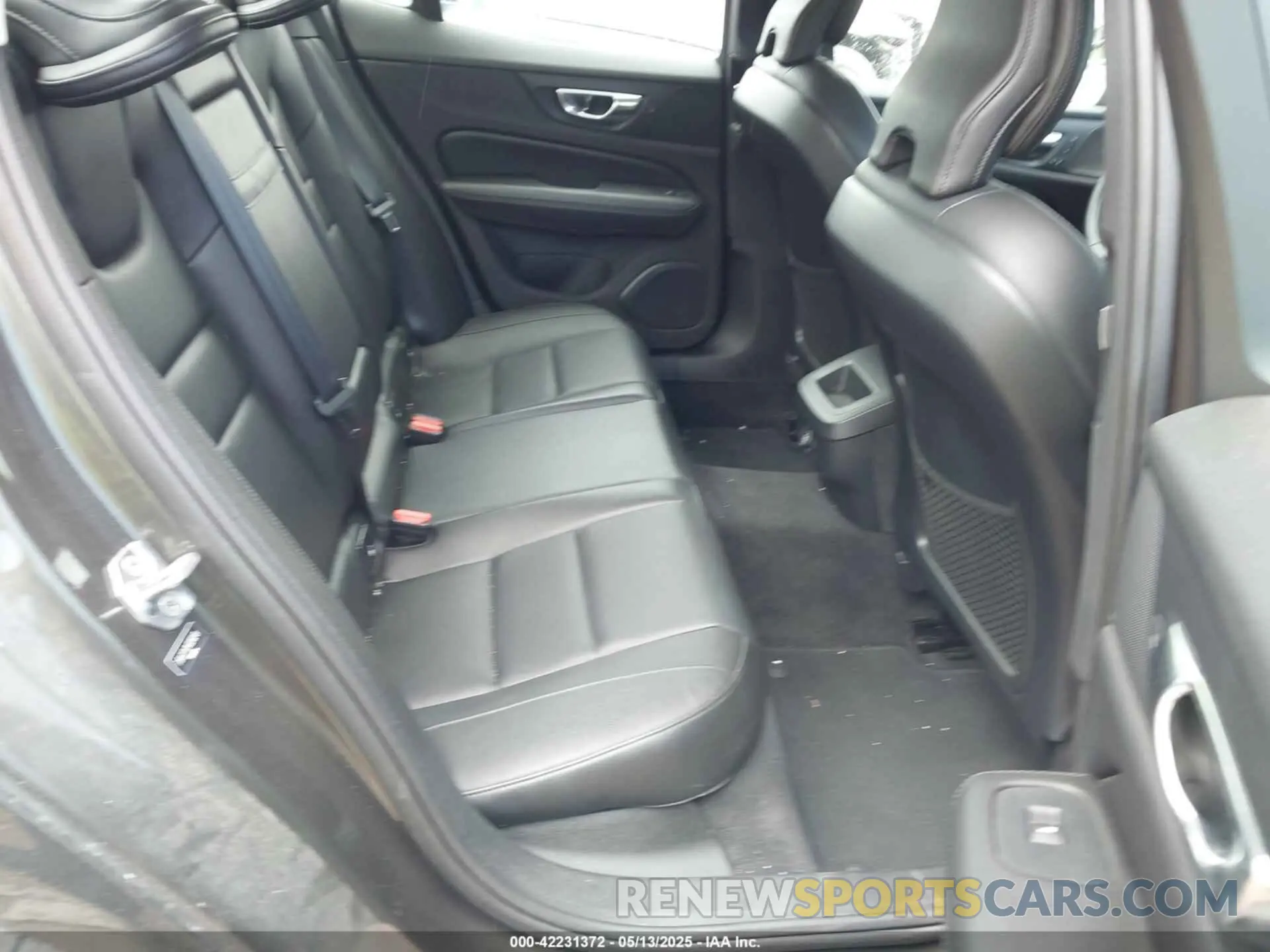 8 fotografías del automóvil dañado 7JRA22TK1KG018249 VOLVO S60 2019