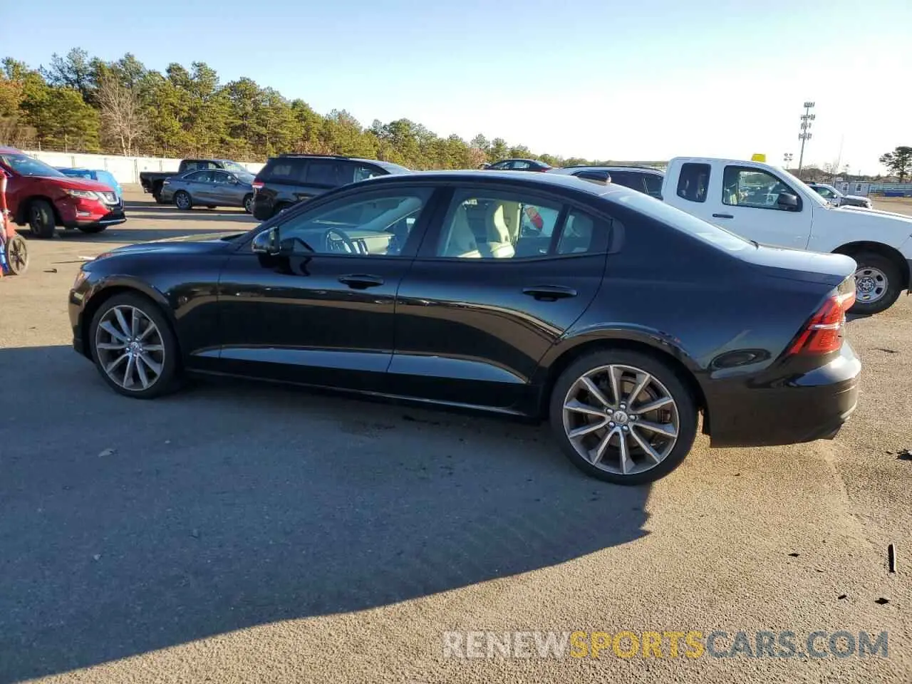 2 fotografías del automóvil dañado 7JRA22TK2KG017319 VOLVO S60 2019